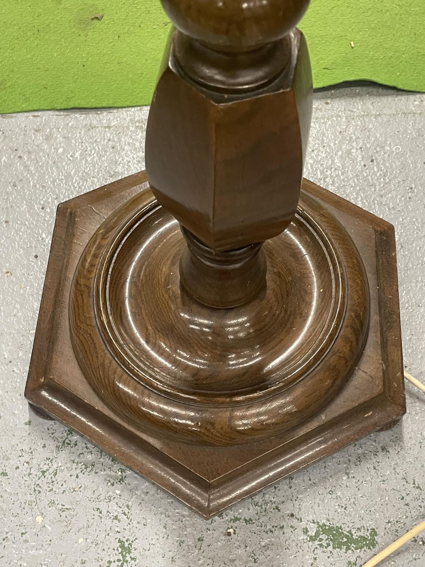 A TALL VINTAGE MAHOGANY STANDARD LAMP + SHADE - Image 2 of 4