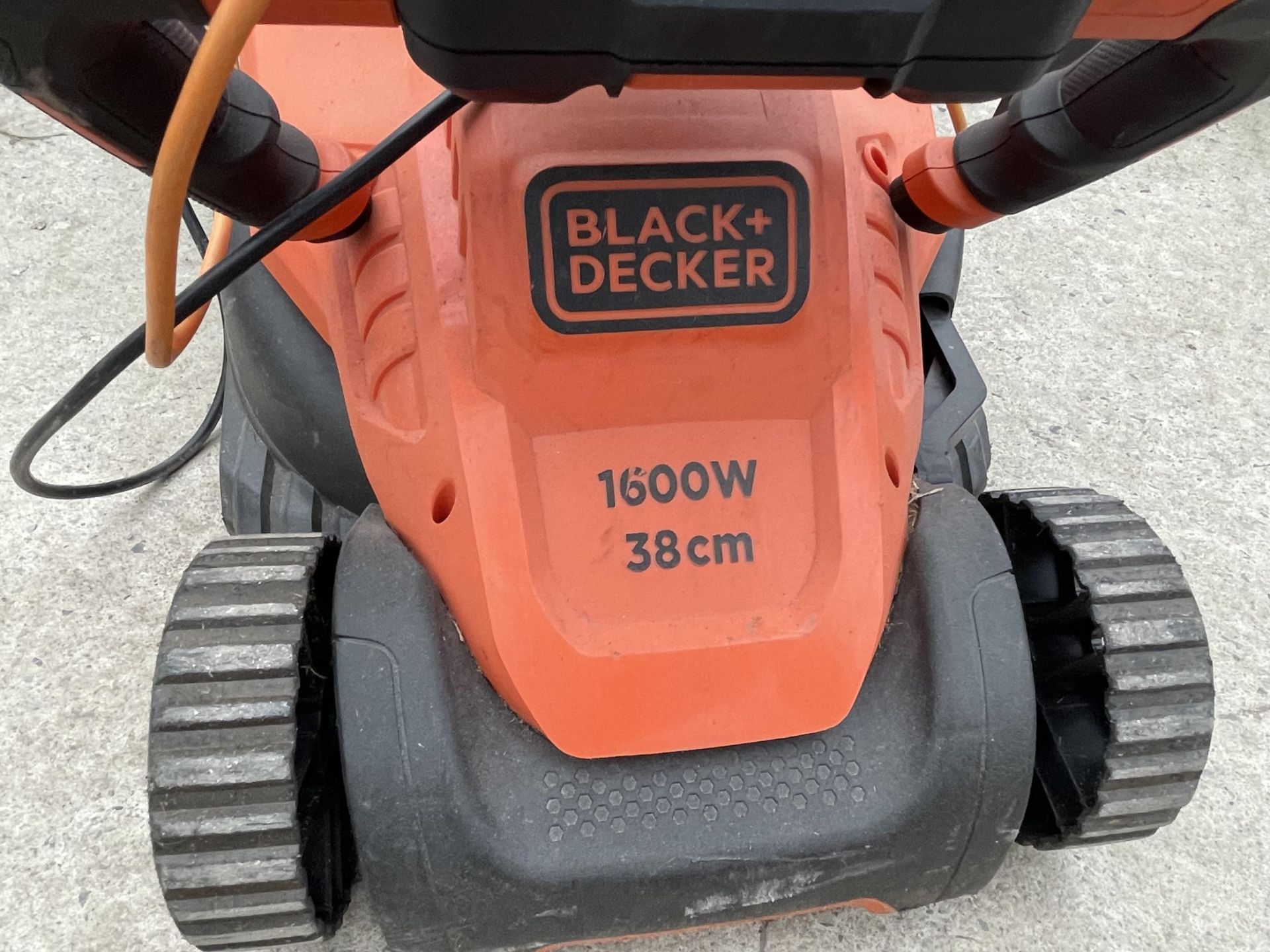 A BLACK AND DECKER ELECTRIC LAWN MOWER WITH GRASS BOX - Image 2 of 2