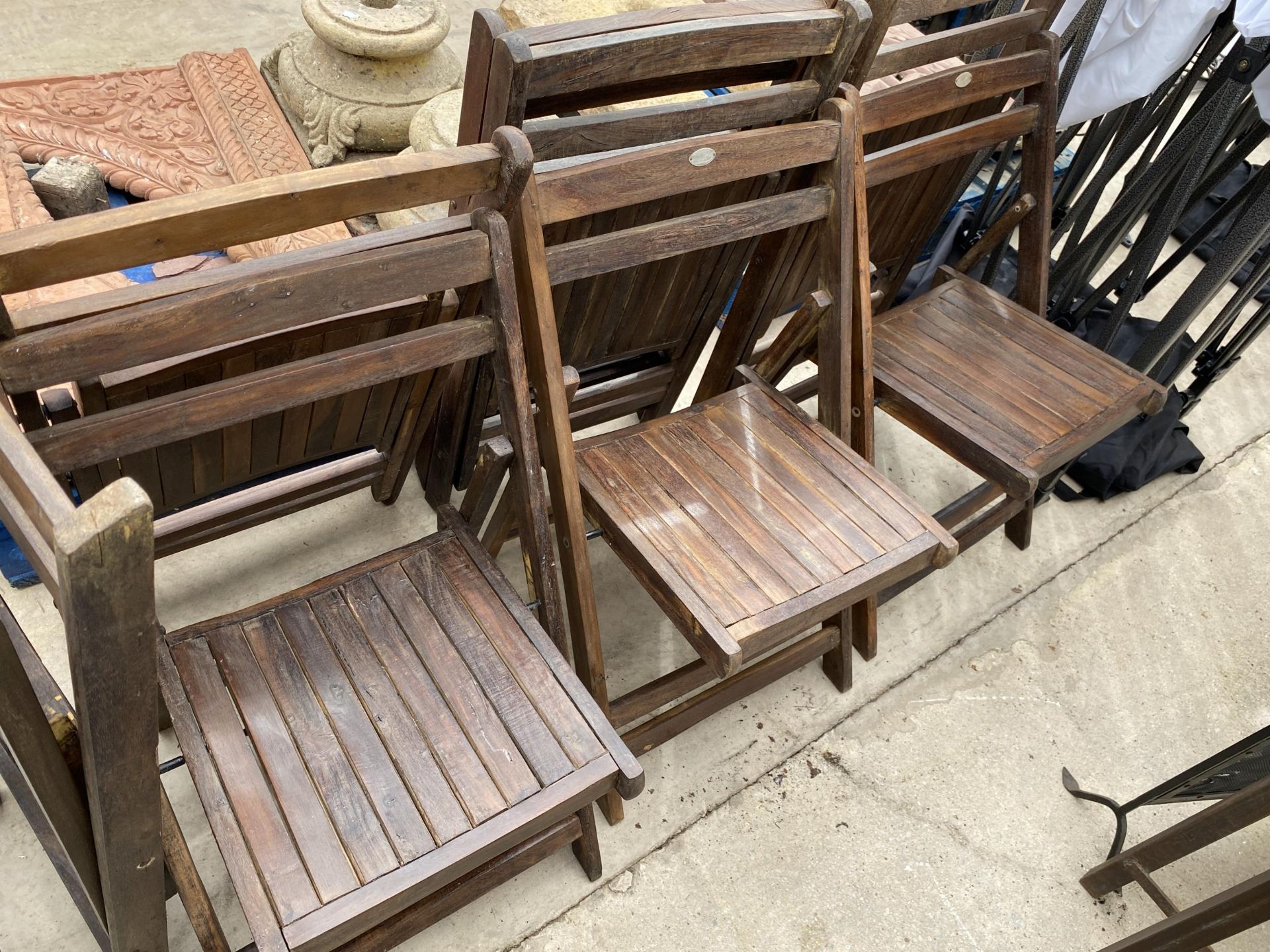 A BOXED AS NEW SET OF FIVE VINTAGE WOODEN FOLDING GARDEN CHAIRS (IMAGE SHOWS UNBOXED EXAMPLES)