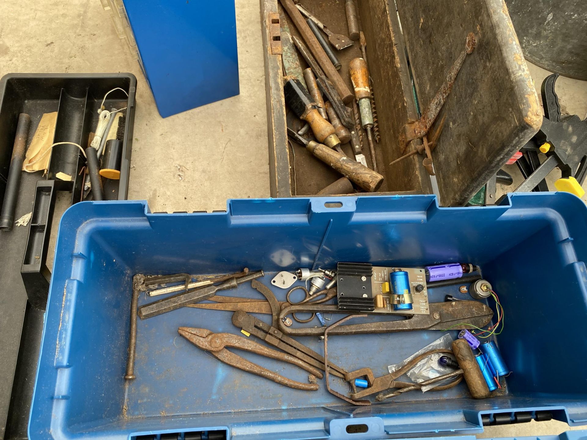 AN ASSORTMEN OF TOOLS TO INCLUDE CLAMPS, TIN SNIPS AND DRILL BITS ETC - Image 4 of 4