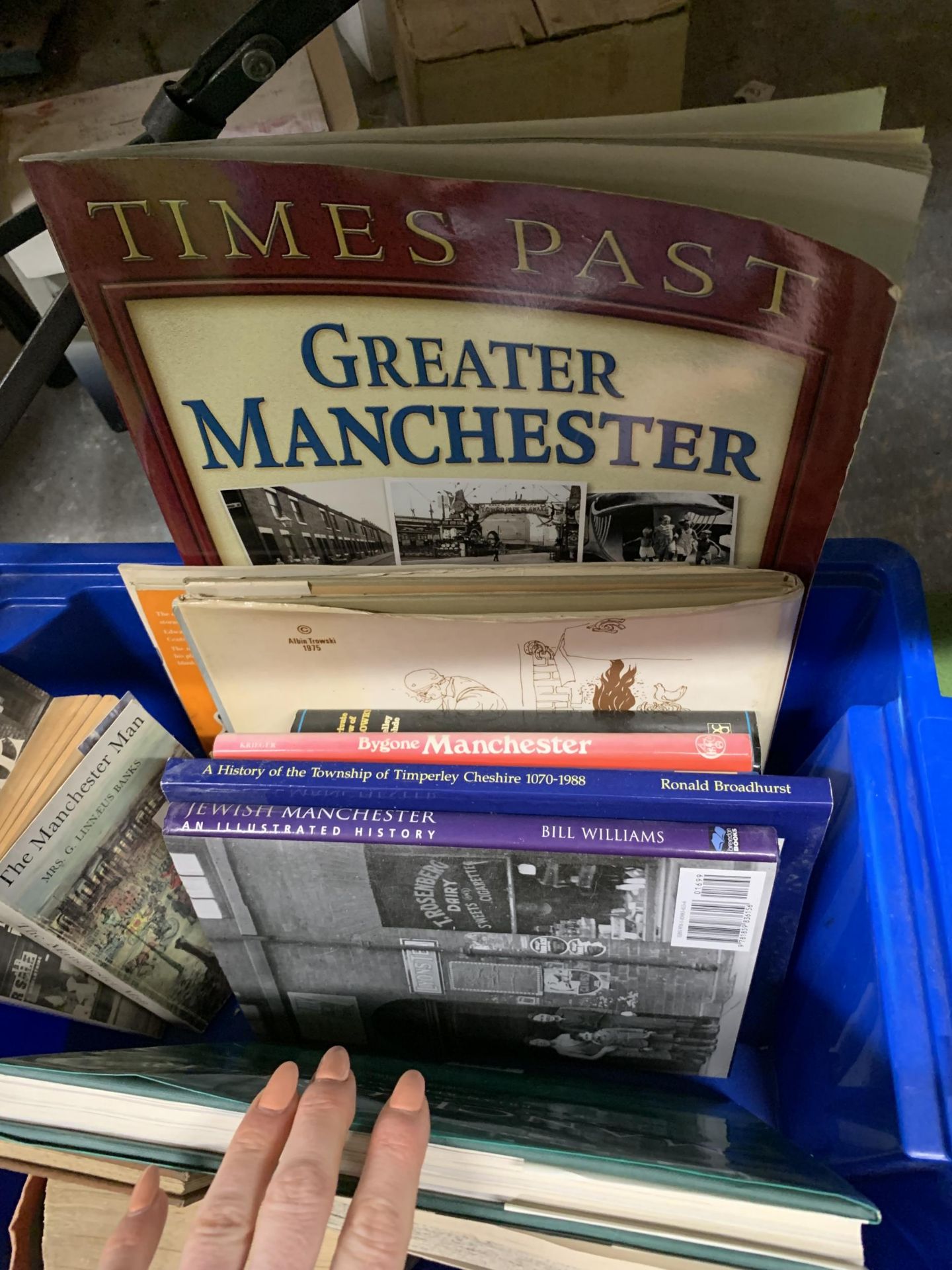A QUANTITY OF VINTAGE BOOKS ABOUT MANCHESTER - Image 2 of 2