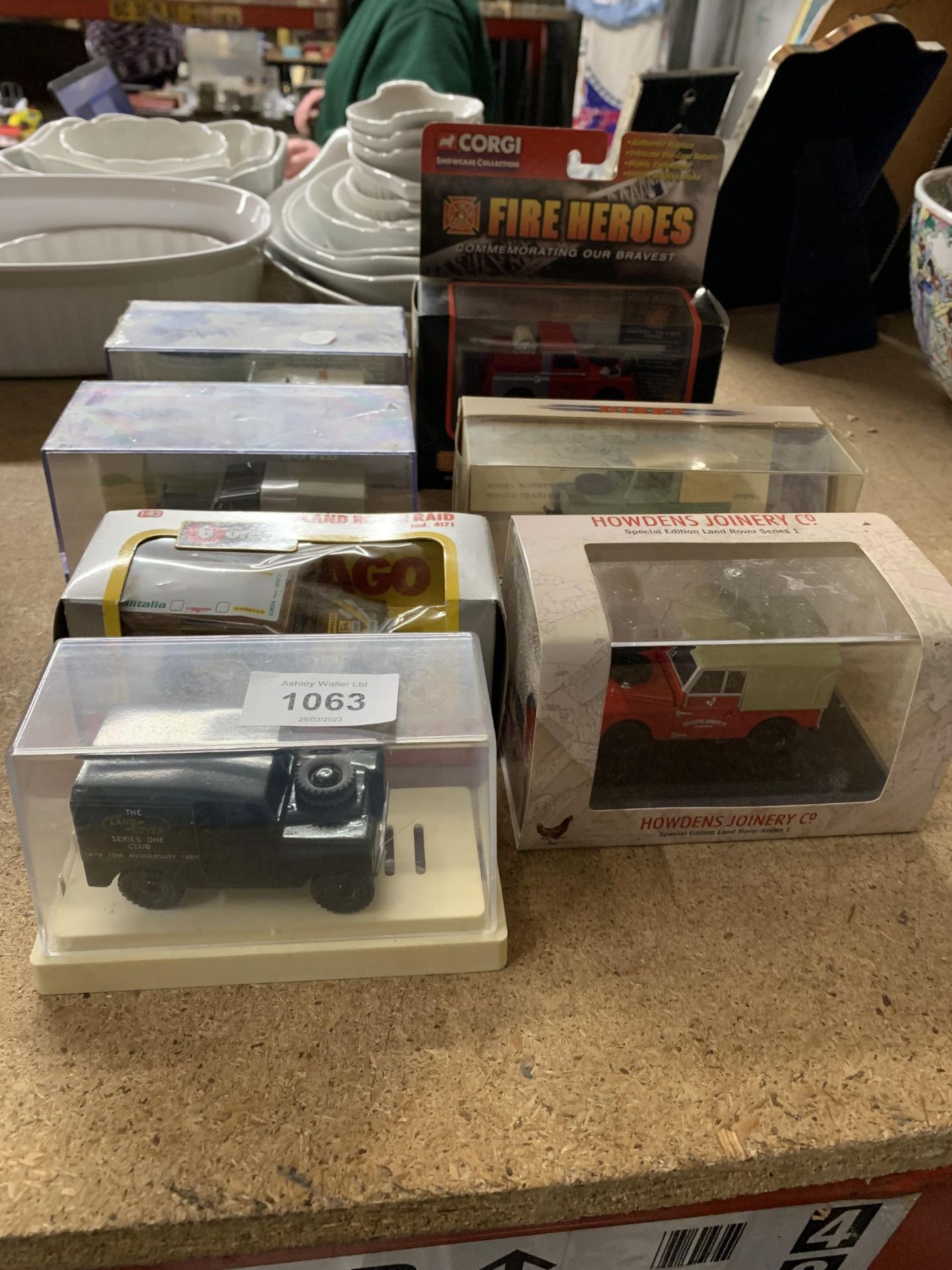 A QUANTITY OF BOXED LAND ROVERS TO INCLUDE BURAGO, CORGI, ETC