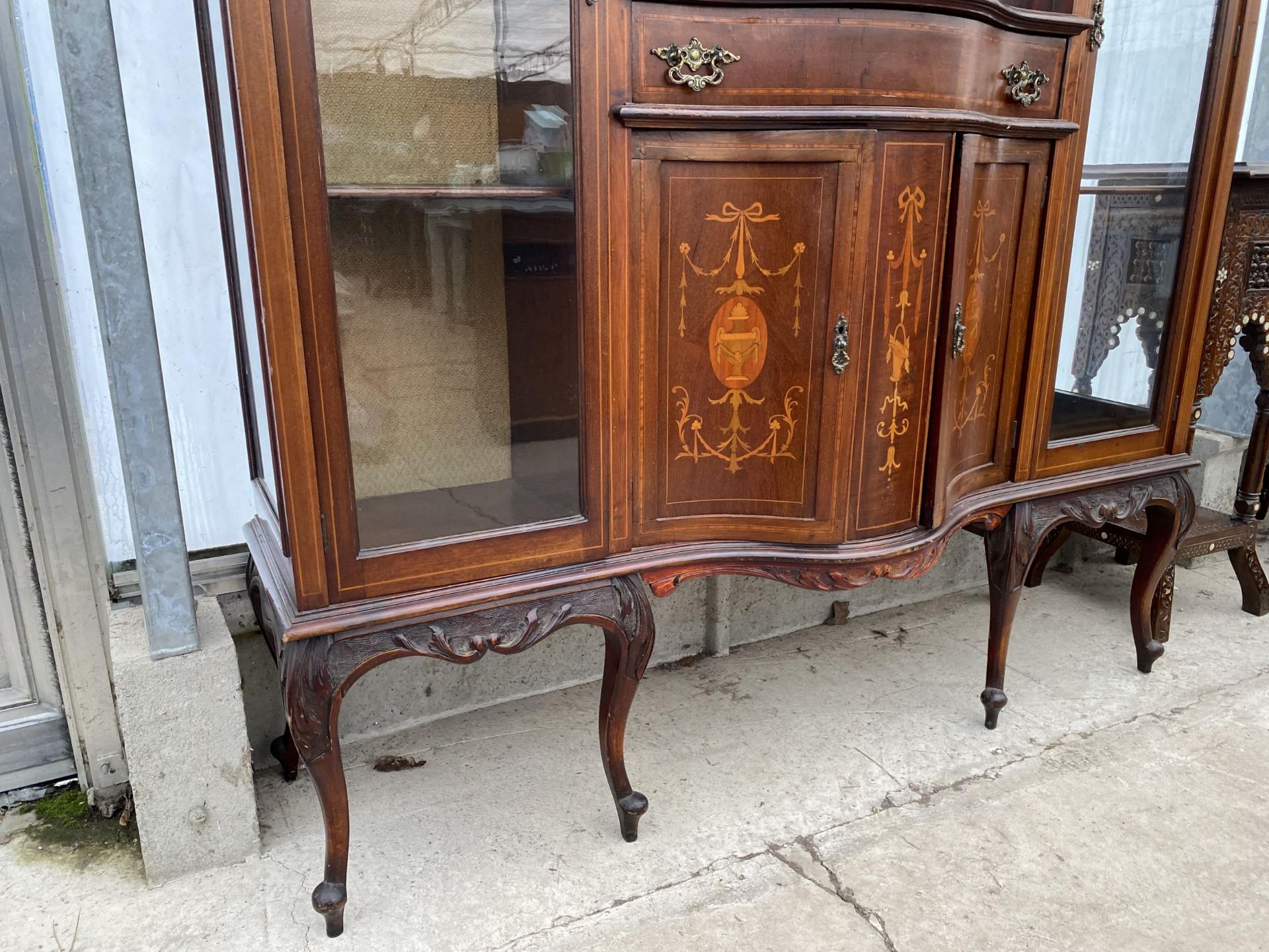 AN EDWARDIAN MAHOGANY AND INLAID DOUBLE BOWFRONTED CHINA CABINET, 55" WIDE - Image 4 of 8