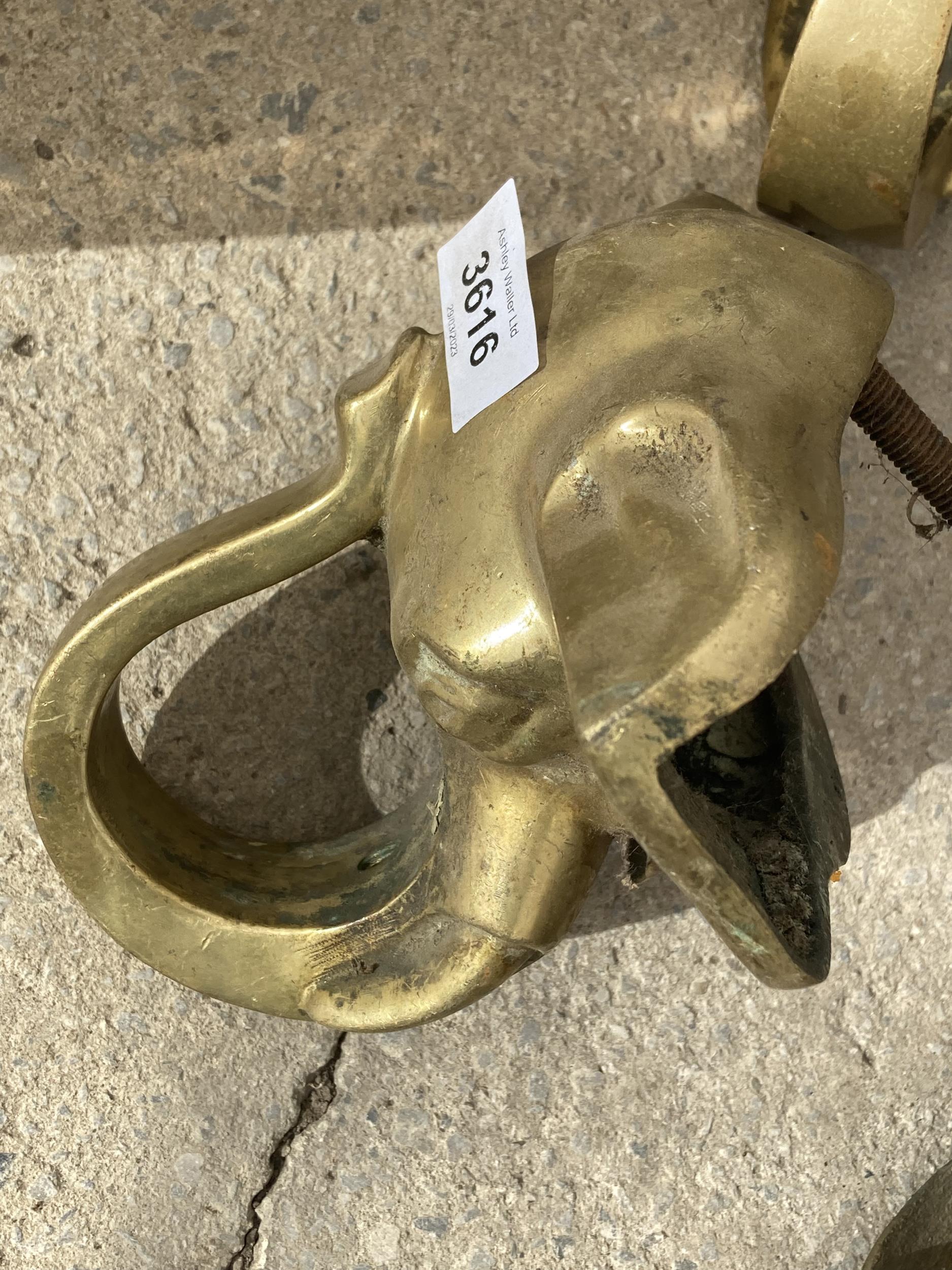 A GROUP OF BRASS ANIMAL CURTAIN POLL HOLDERS - Image 5 of 5