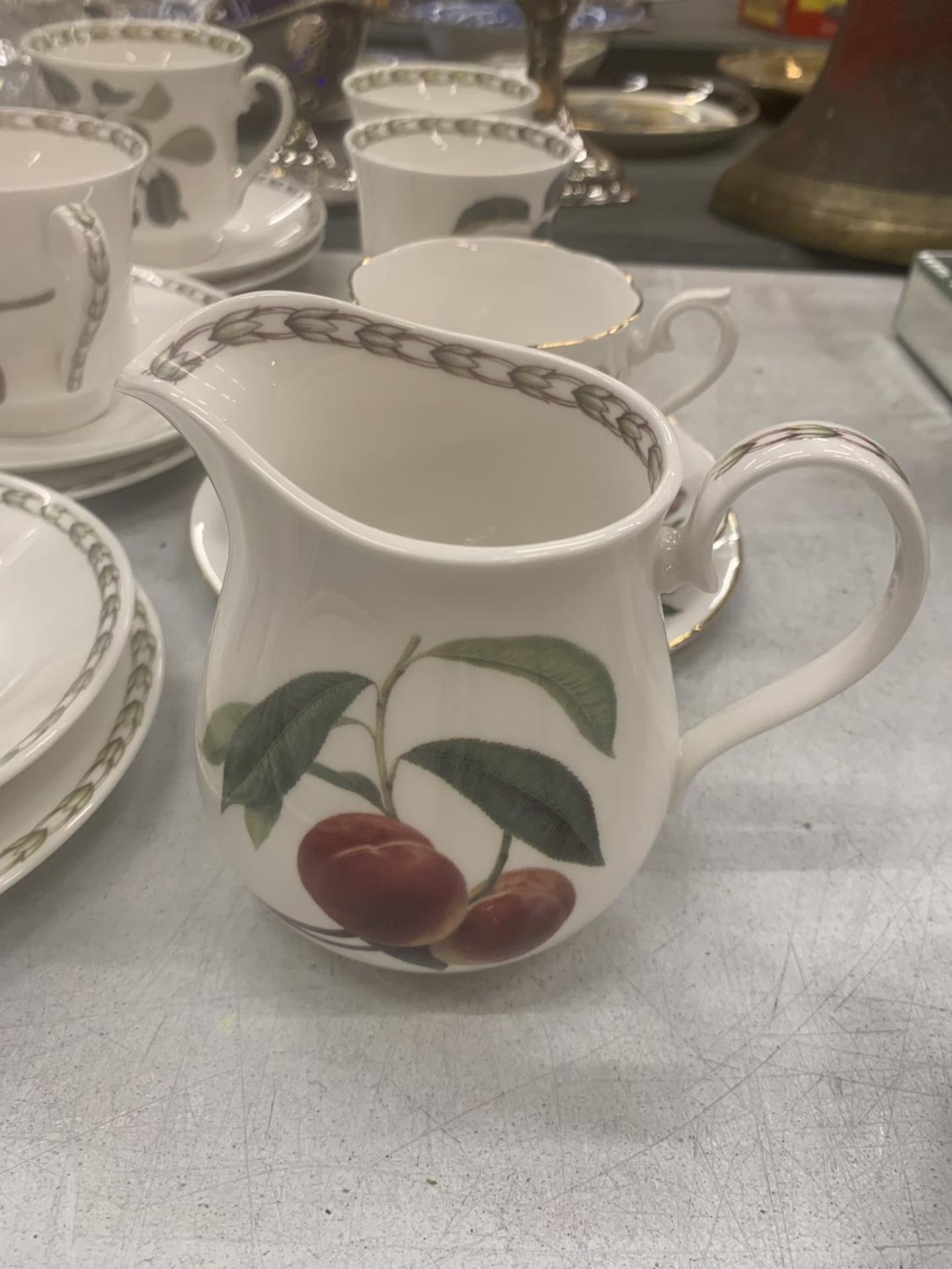 A QUANTITY OF THE ROYAL HORTICULTURAL SOCIETY BY QUEEN'S 'HOOKERS FRUIT' PATTERNED CUPS, SAUCERS, - Image 4 of 8