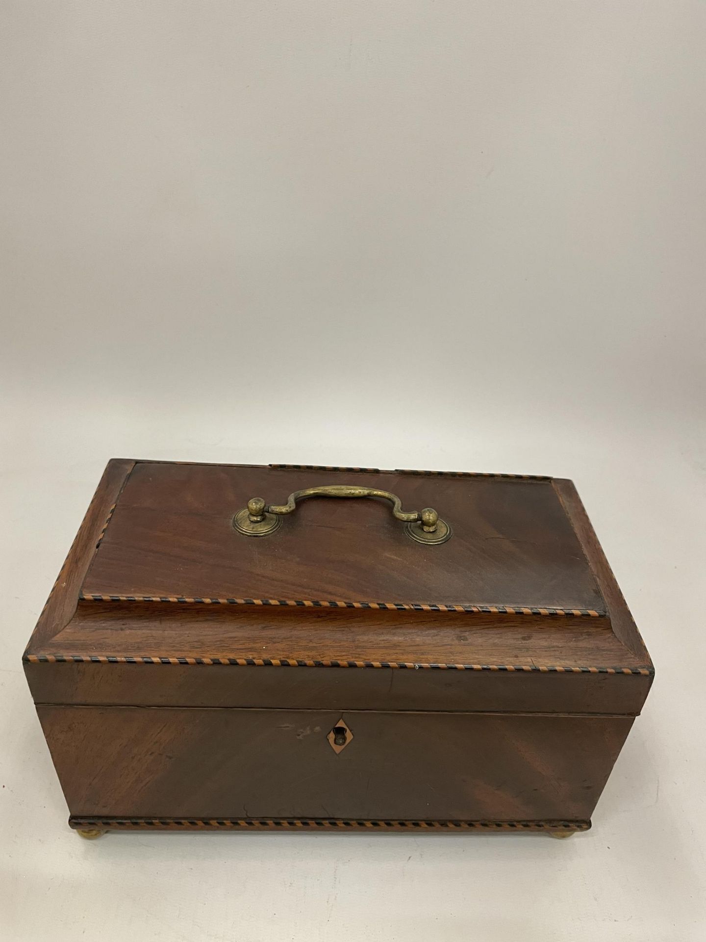 AN EDWARDIAN INLAID MAHOGANY JEWELLERY BOX WITH BRASS HANDLE AND INNER PULL OUT FELT LINED TRAY - Bild 5 aus 5