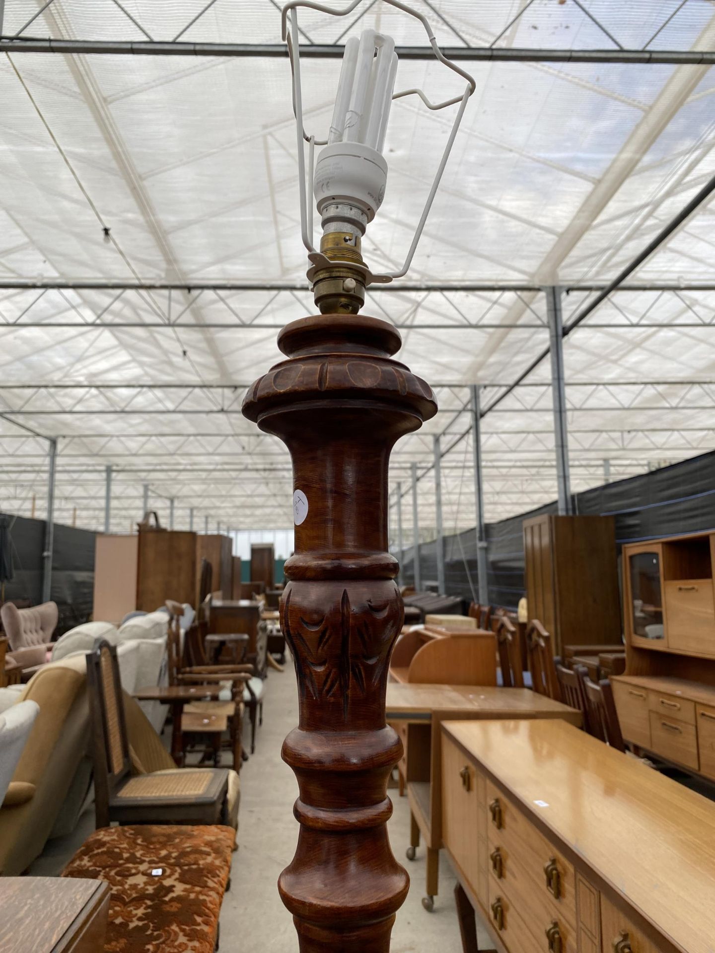 A HARDWOOD STANDARD LAMP ON TURNED COLUMN - Bild 3 aus 3