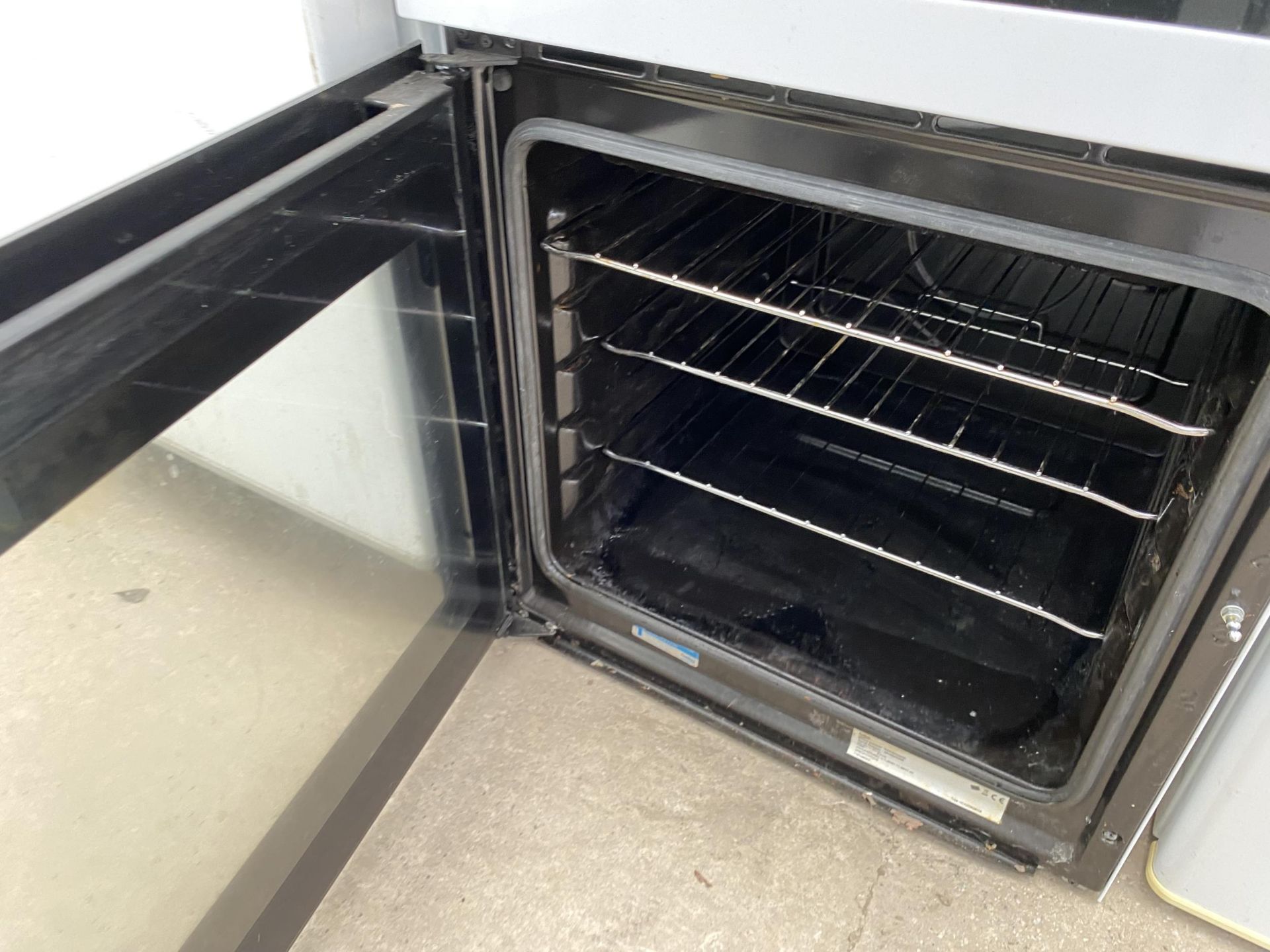 A WHITE BEKO FREESTANDING ELECTRIC OVEN AND HOB BELIEVED WORKING BUT NO WARRANTY - Image 4 of 4