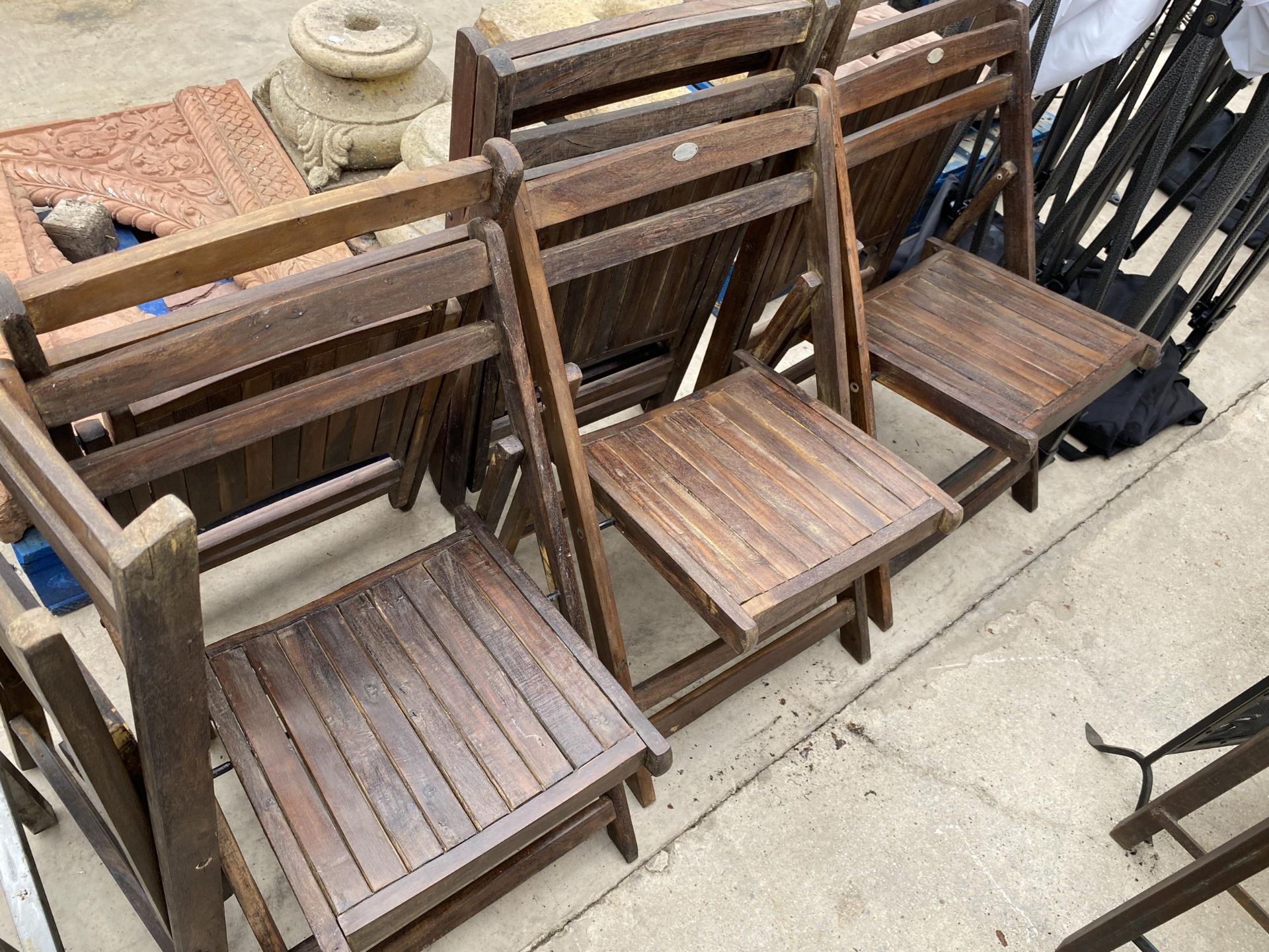 A BOXED AS NEW SET OF FIVE VINTAGE WOODEN FOLDING GARDEN CHAIRS (IMAGE SHOWS UNBOXED EXAMPLES)