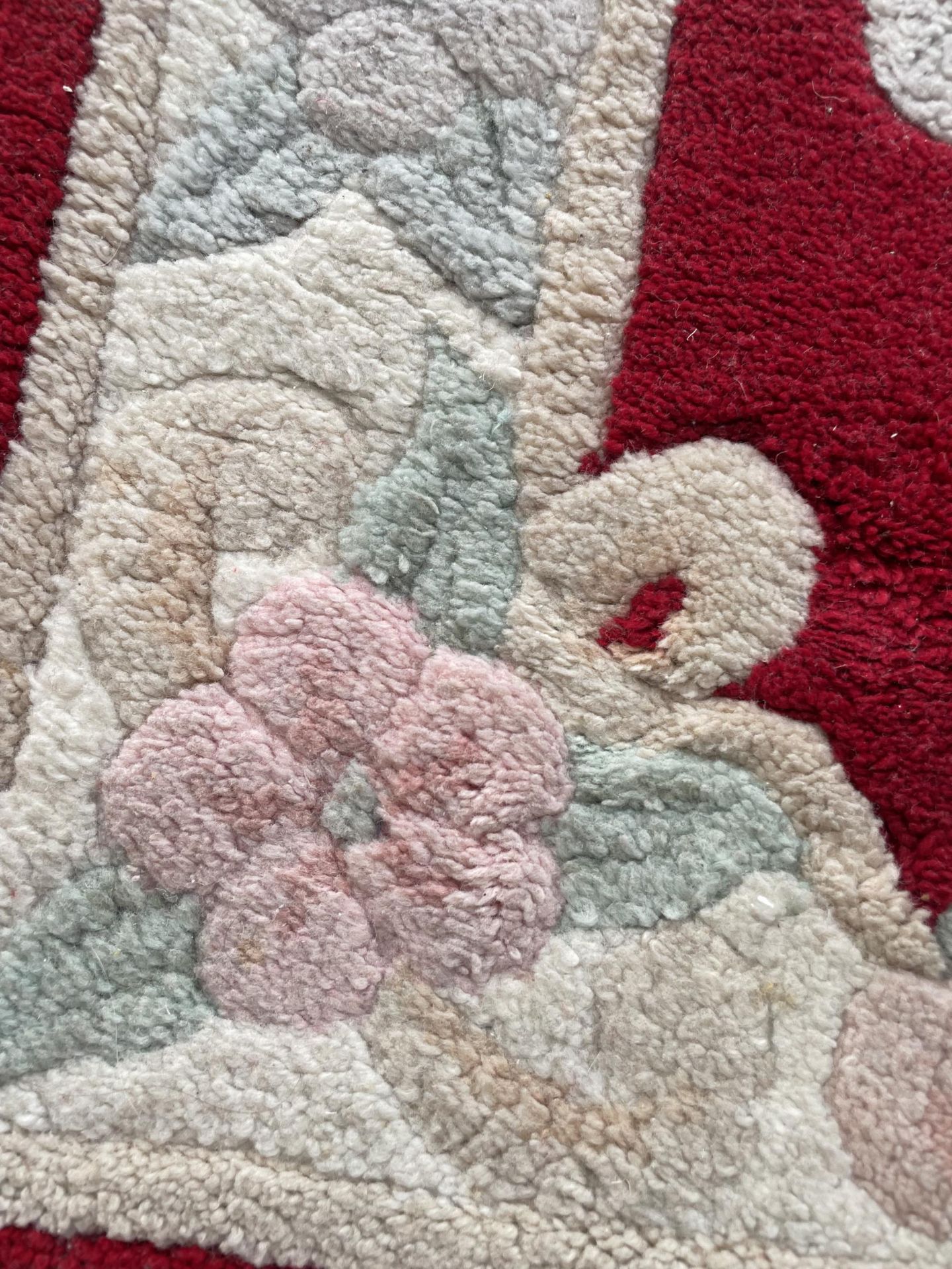 A SMALL RED PATTERNED RUG - Image 2 of 2