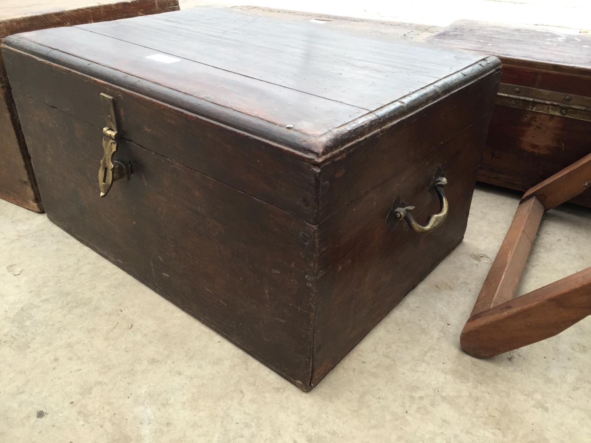 AN INDIAN HARDWOOD WRITING BOX WITH BRASS FITTINGS, 21" WIDE - Image 2 of 3