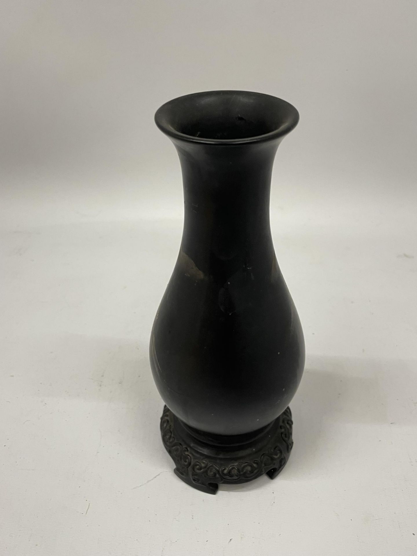 A MID 20TH CENTURY CHINESE FUZHOU BLACK LACQUERED GILT DESIGN VASE ON STAND, HEIGHT 21CM - Image 2 of 2