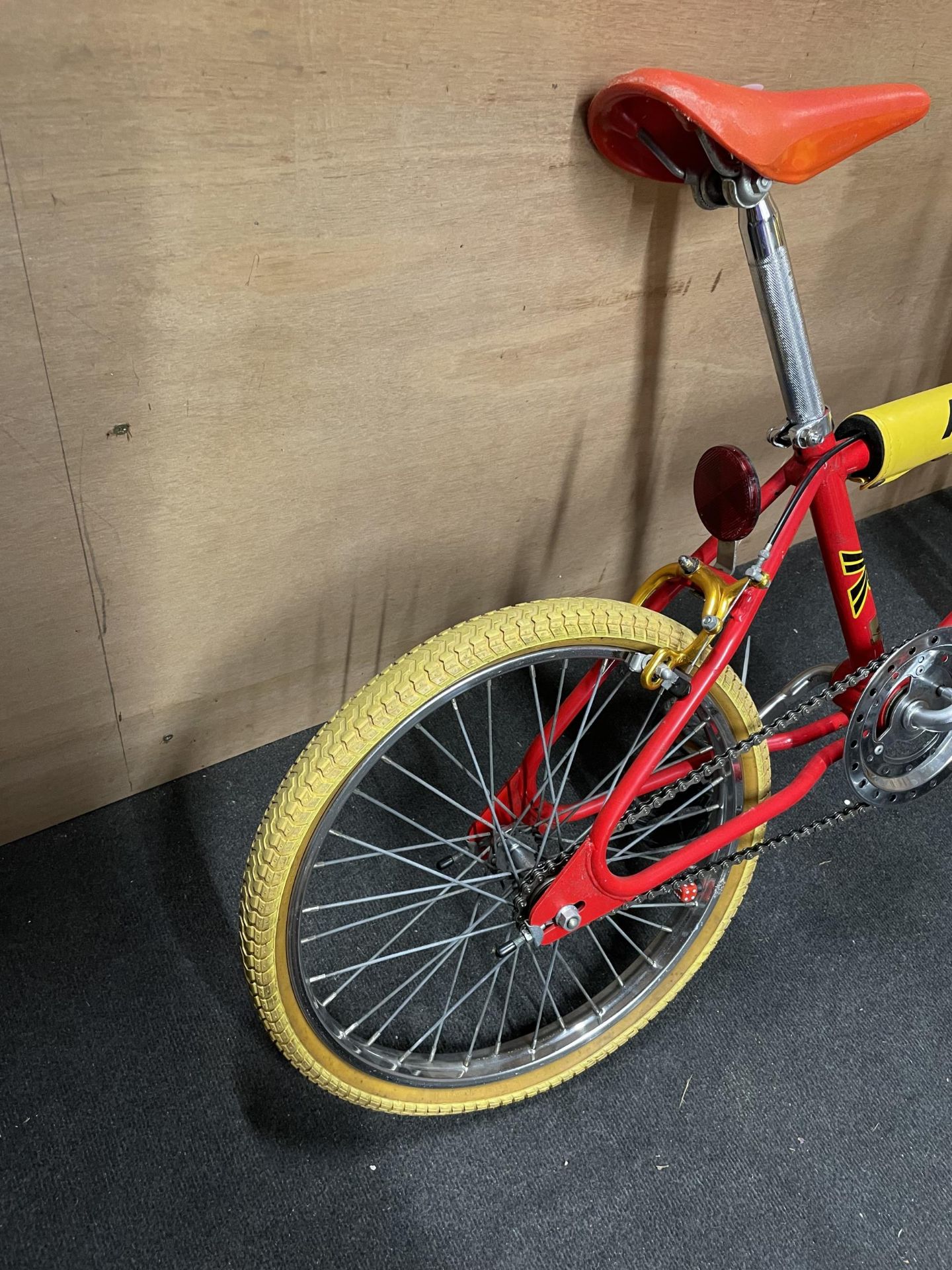 A RETRO 1980'S MARK 1 RED RALEIGH BURNER BIKE - Image 5 of 5