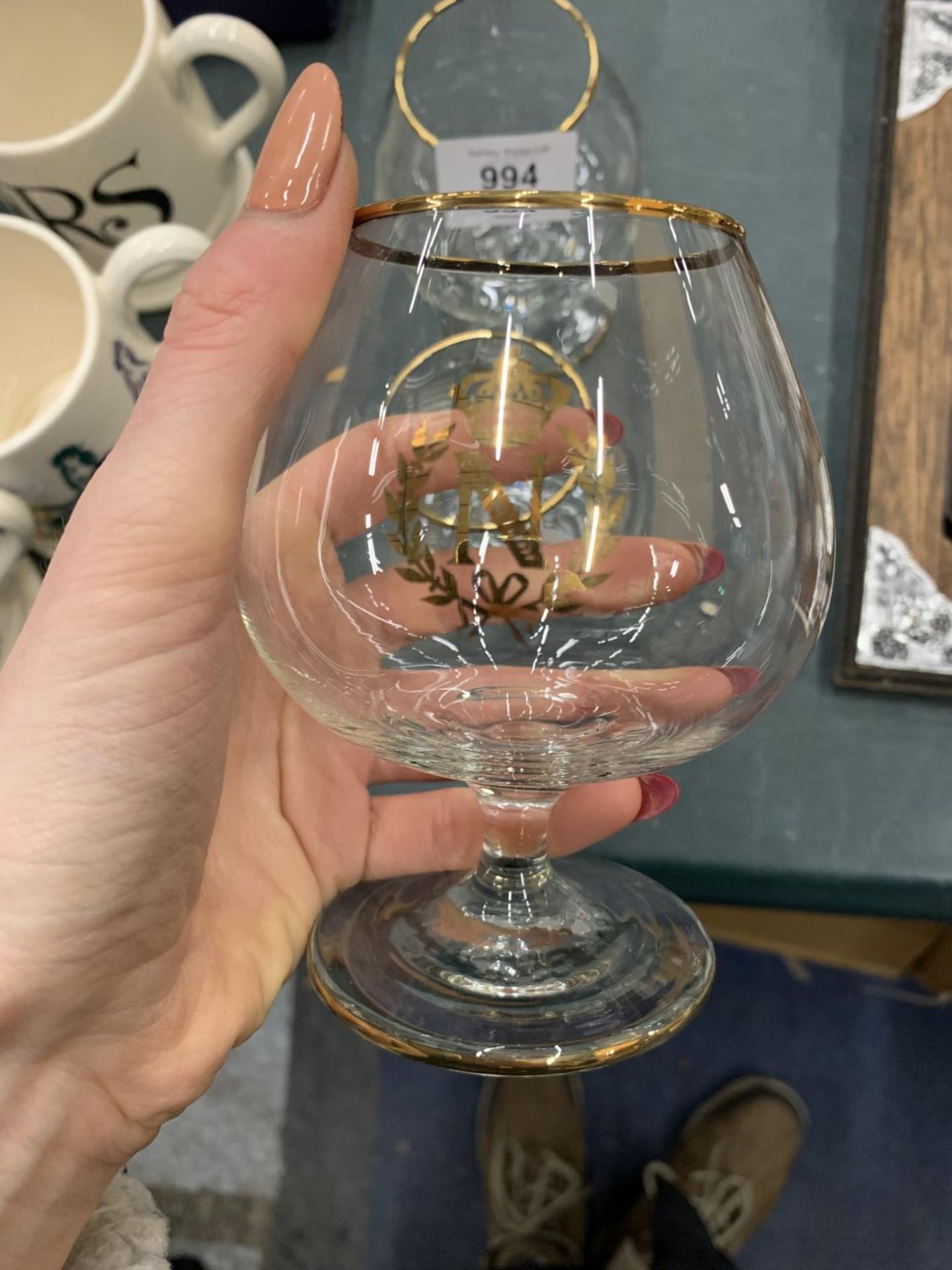 A SET OF BRANDY GLASSES WITH GOLD RIM AND EMBLEM - Image 2 of 3