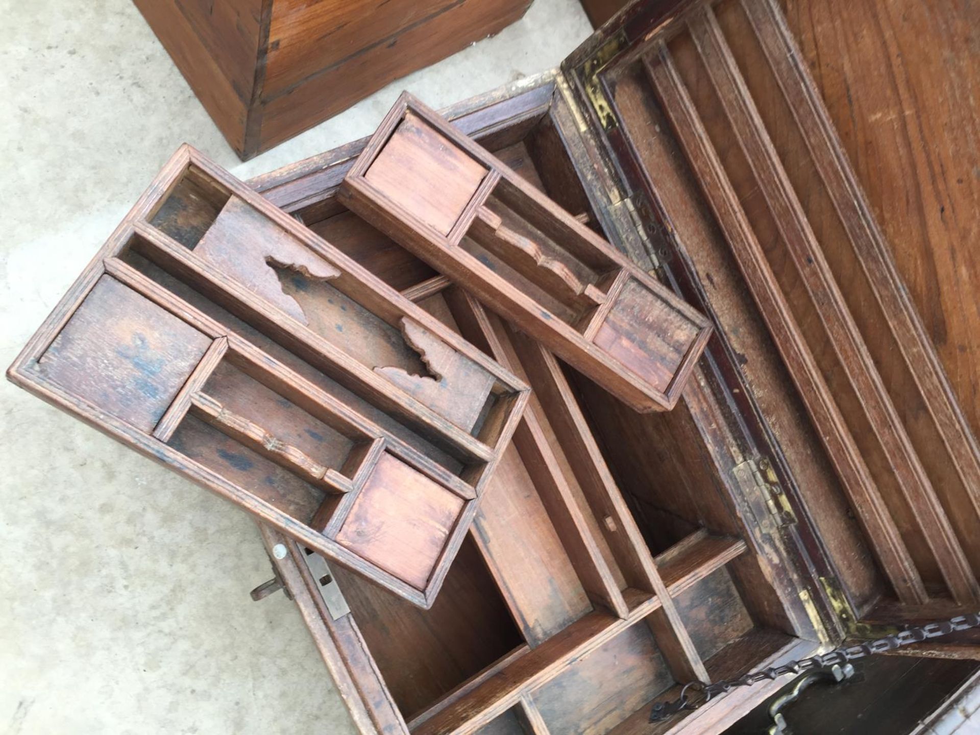 AN INDIAN HARDWOOD WRITING BOX WITH BRASS FITTINGS, 22" WIDE - Image 4 of 4