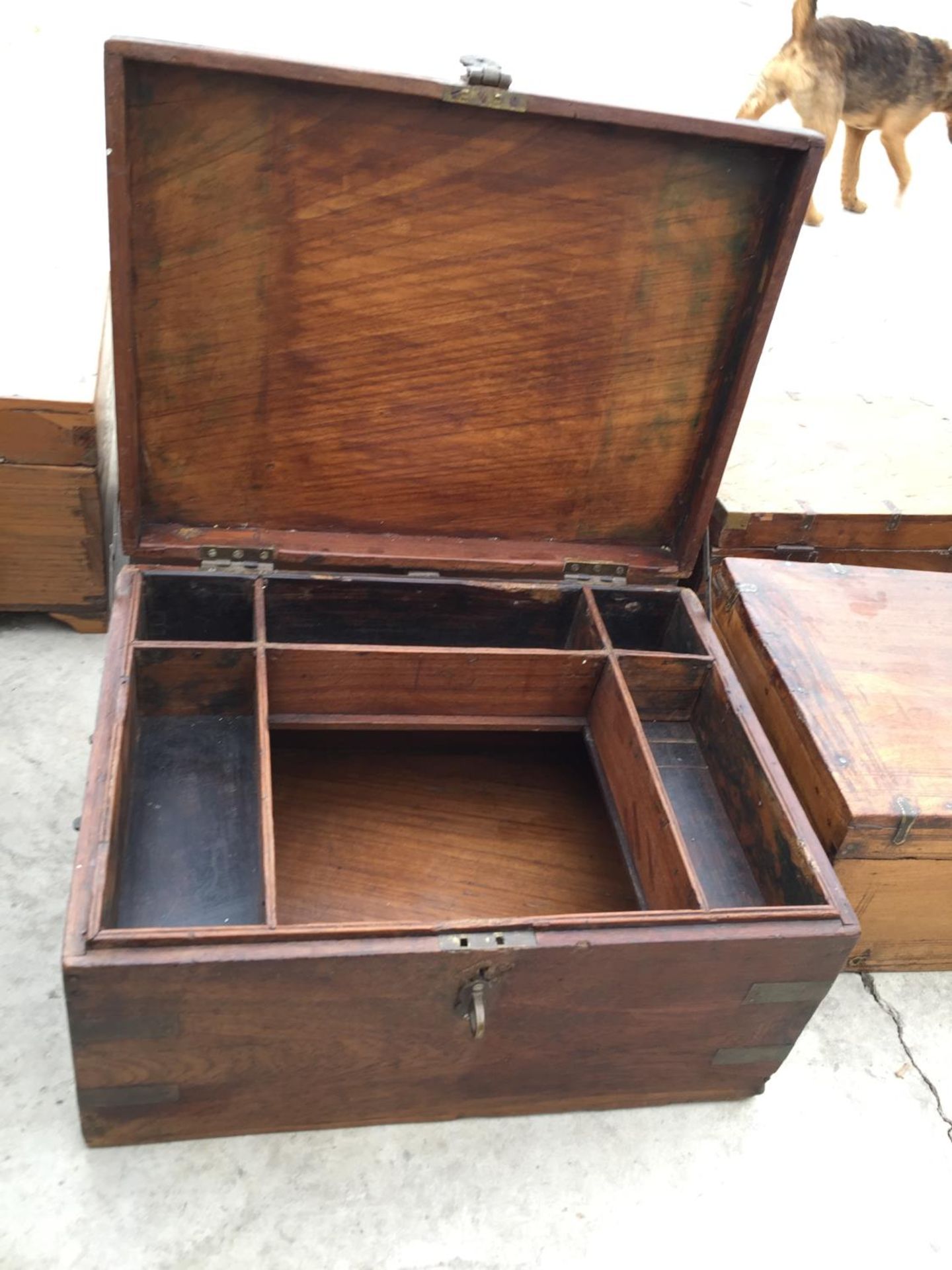 AN INDIAN HARDWOOD BOX WITH BRASS CLASP + DECORATION, 16" WIDE - Image 4 of 4