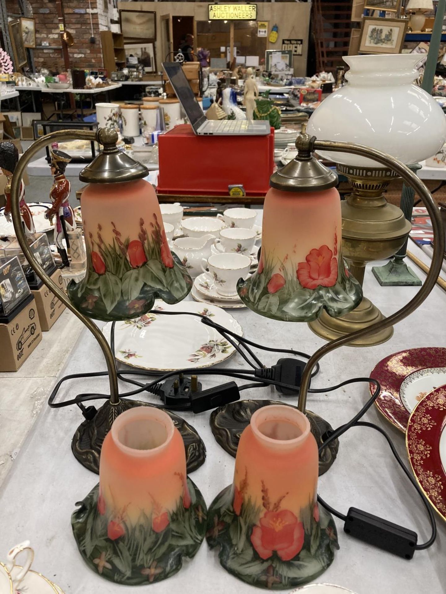 TWO ART NOUVEAU STYLE TABLE LAMPS WITH POPPY LAMP SHADES TO INCLUDE TWO EXTRA SHADES - Bild 2 aus 4