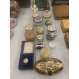A COLLECTION OF PILL BOXES AND TRINKET BOXES TO INCLUDE HALCYON DAYS, LIMOGES STYLE, ETC