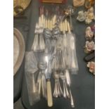 A LARGE QUANTITY OF VINTAGE FLATWARE TO INCLUDE BUTTER KNIVES, KNIVES, FORKS, SPOONS, CAKE SLICE,