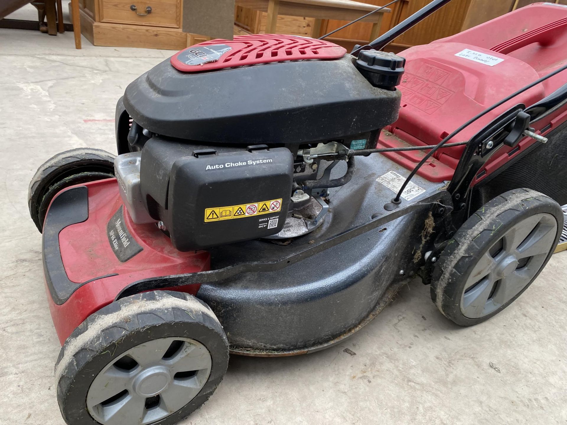 A MOUNTFIELD SP46 ELITE LAWN MOWER WITH GCV 145 WITH GRASS BOX, BELIEVED WORKING ORDER BUT NO - Image 2 of 3