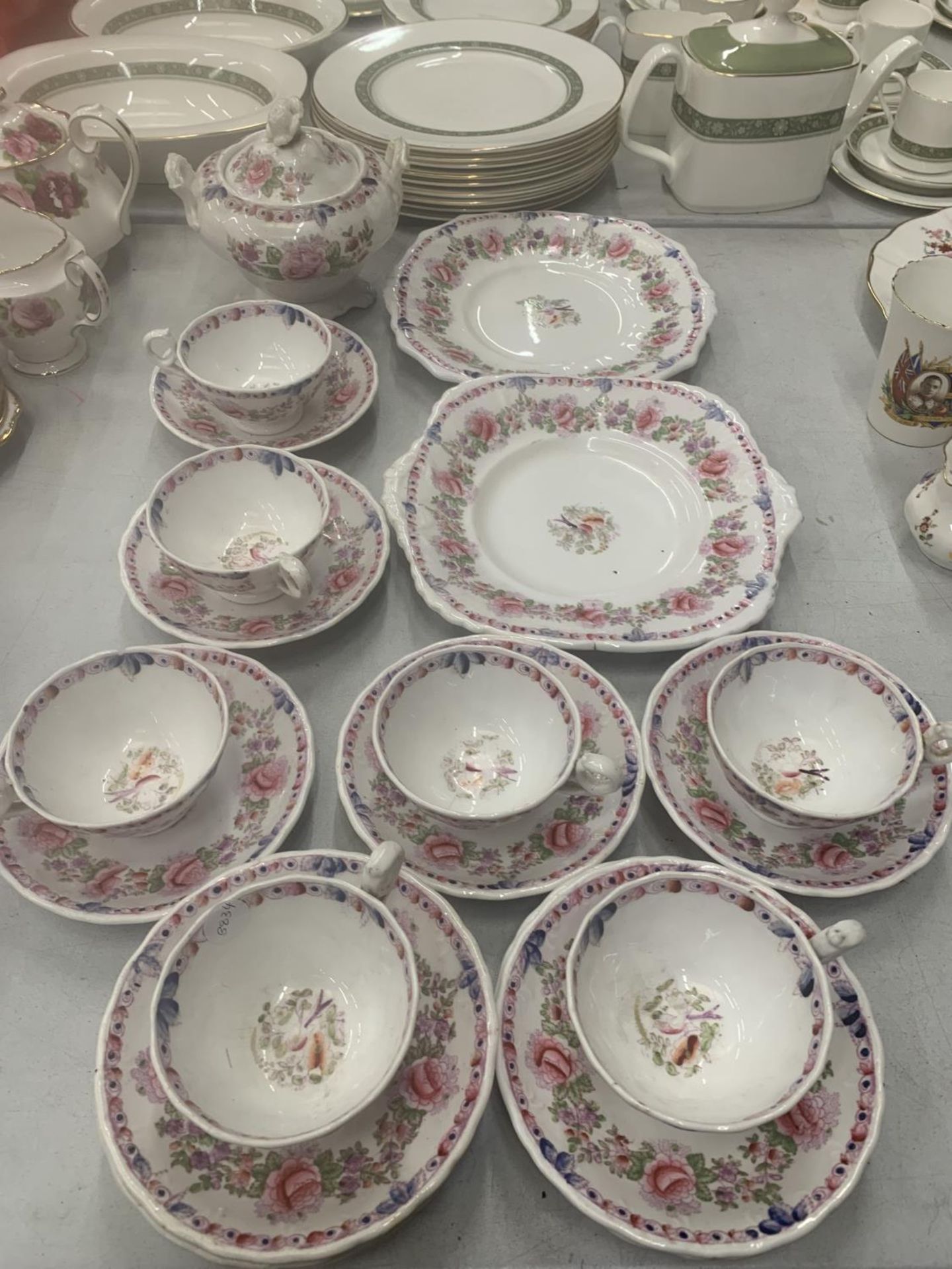 A QUANTITY OF LATE 18TH, EARLY 19TH CENTURY TEAWARE TO INCLUDE A LIDDED SUCRE BOWL, CAKE PLATES,