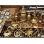 AN ASSORTMENT OF BRASS ITEMS TO INCLUDE VASES, A COFFEE POT AND HORSE BRASSES ETC