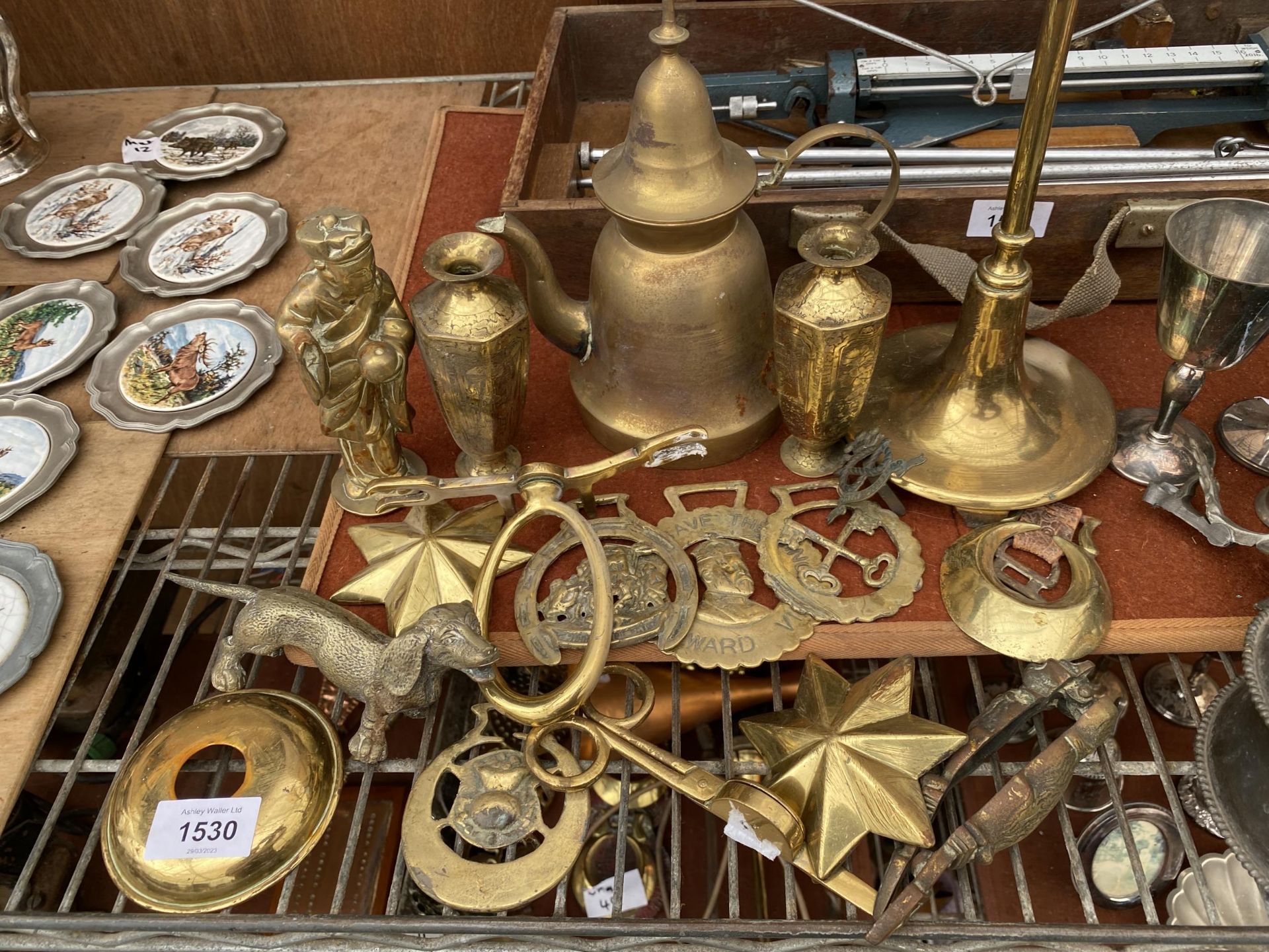 AN ASSORTMENT OF BRASS ITEMS TO INCLUDE VASES, A COFFEE POT AND HORSE BRASSES ETC