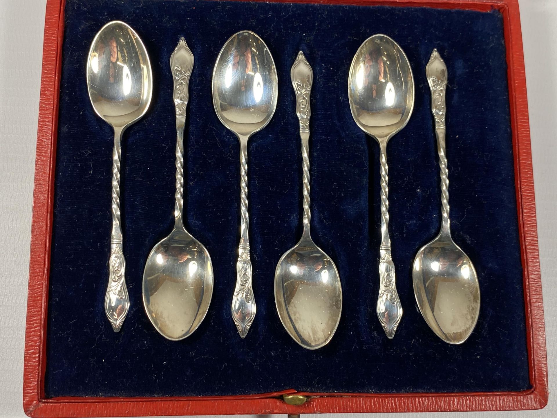 A CASED SET OF SIX SHEFFIELD HALLMARKED SILVER TEASPOONS - Image 2 of 4