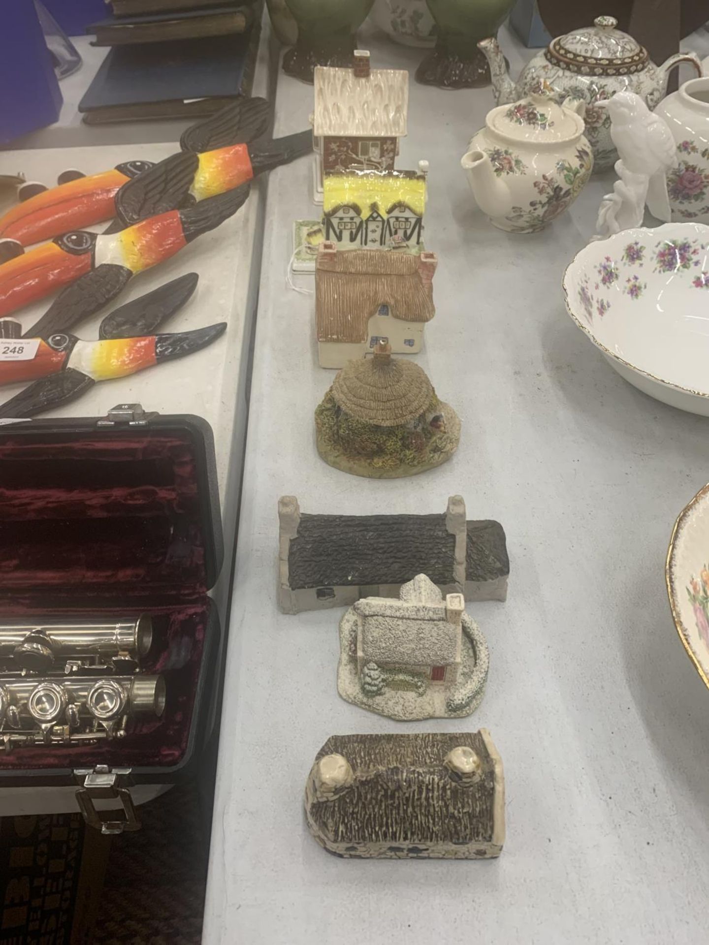 A QUANTITY OF COLLECTABLE COTTAGES TO INCLUDE COALPORT
