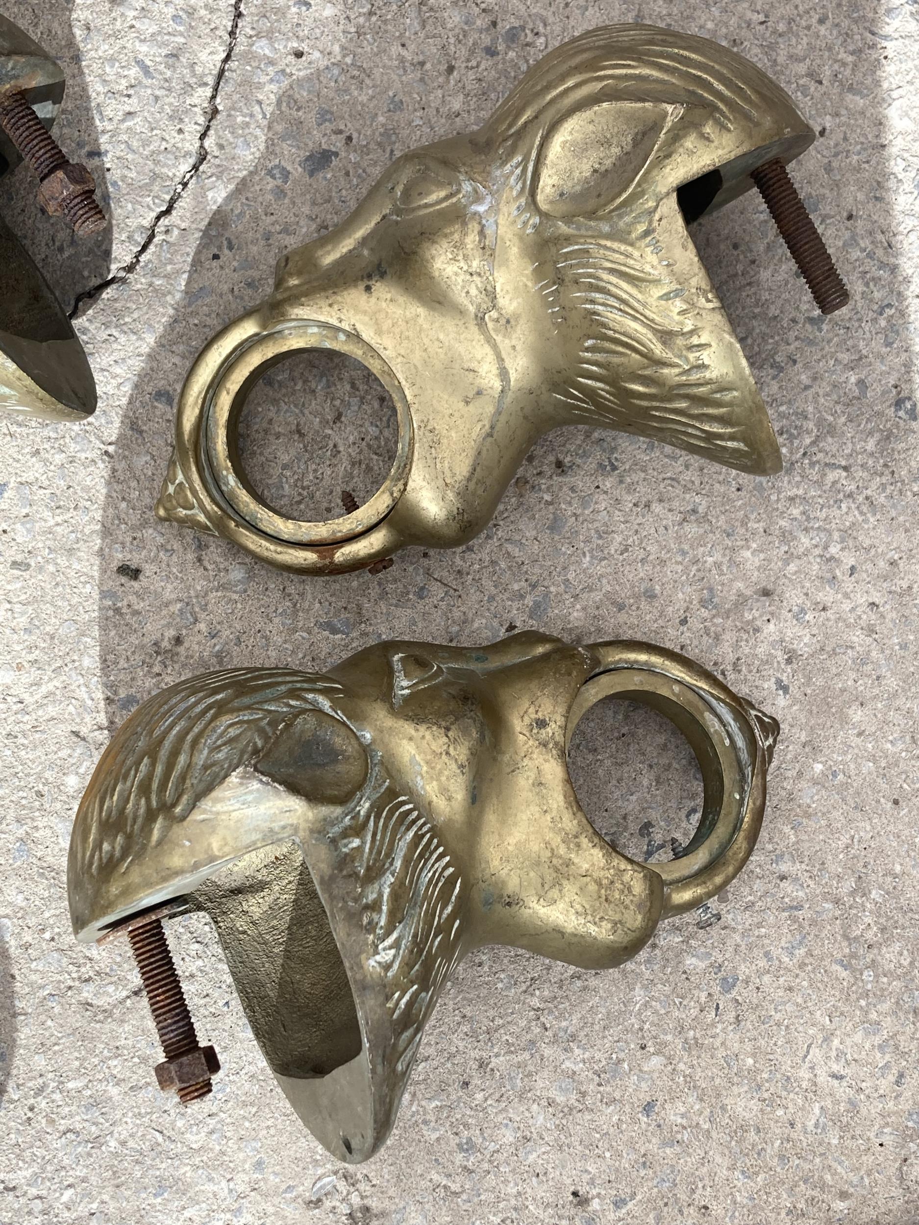 A GROUP OF BRASS ANIMAL CURTAIN POLL HOLDERS - Image 3 of 5