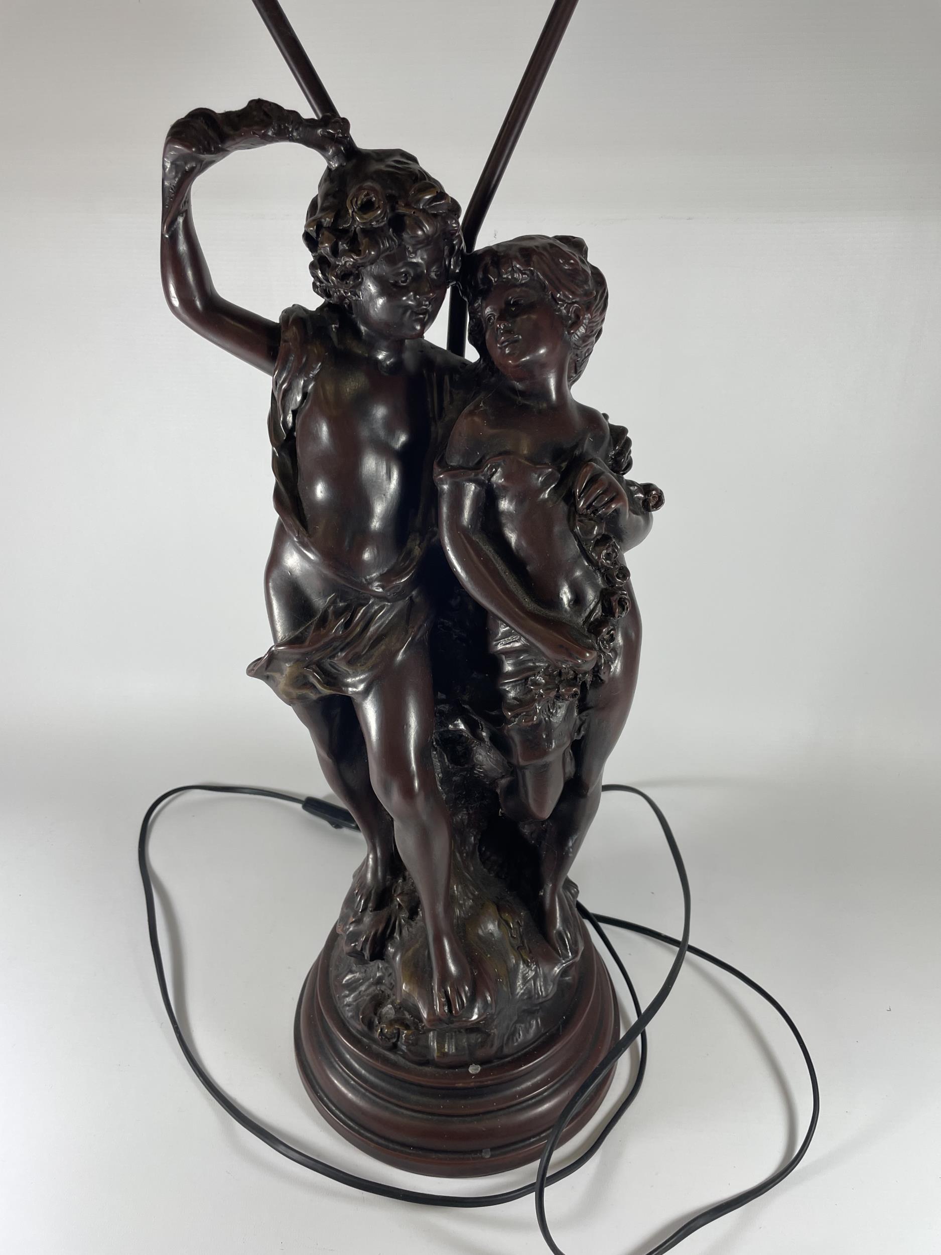 A LARGE SPELTER FIGURAL LAMP WITH FLORAL DESIGN BRANCES, HEIGHT 75CM - Image 2 of 4