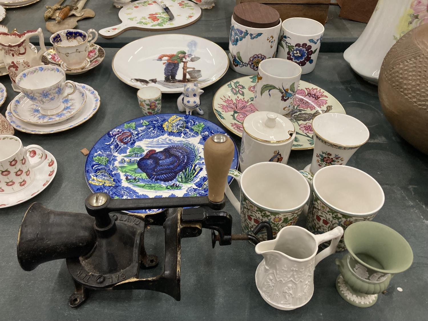 A LARGE MIXED LOT TO INCLUDE A SALTER MINCER, CABINET PLATES, ROYAL WORCESTER STORAGE JARS,