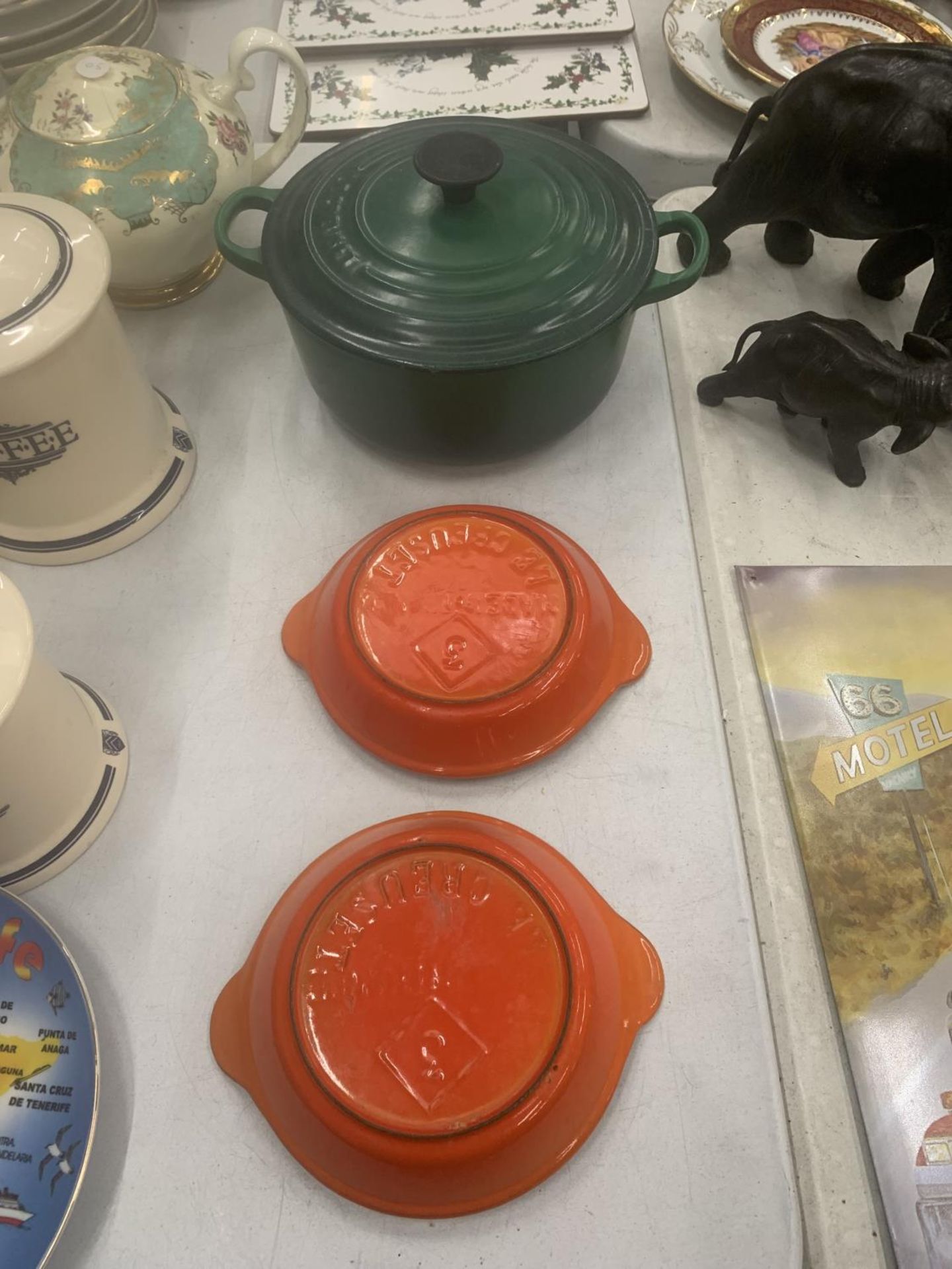 THREE LE CREUSET ITEMS TO INCLUDE A CASSEROLE DISH AND TWO PIE DISHES