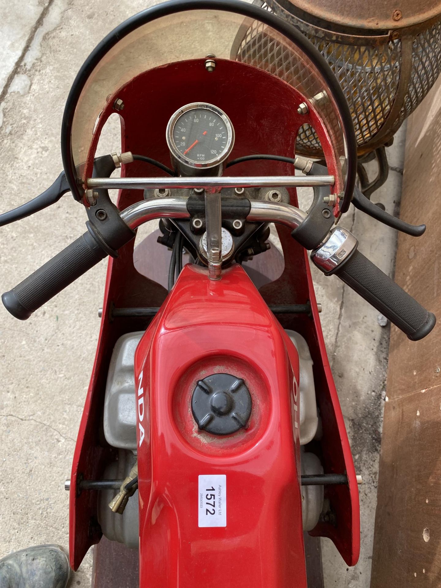 A HONDA RC166 MODEL FAIRGROUND RIDE MOUNTED ON A WOODEN PLINTH - Image 6 of 6