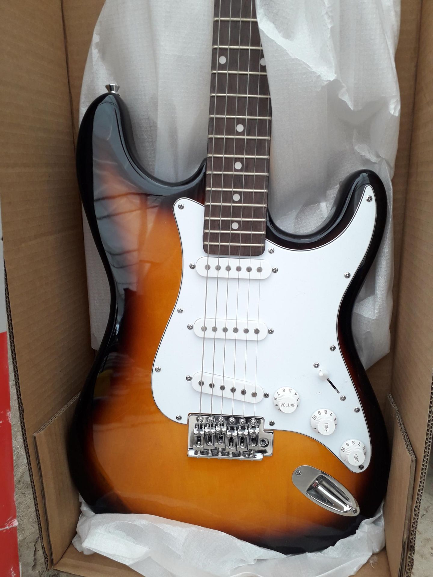 AN AS NEW AND BOXED BONPLAY ELECTRIC GUITAR - Image 2 of 3