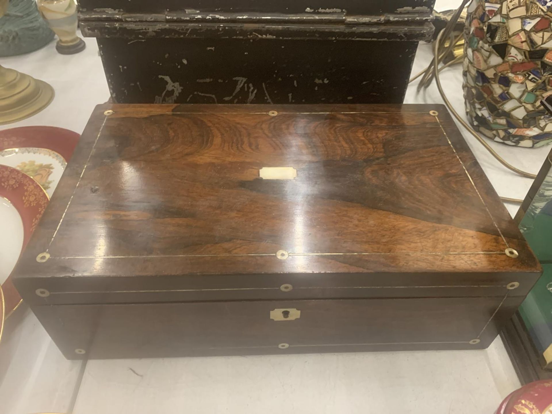 AN INLAID ROSEWOOD WRITING SLOPE LENGTH 40CM, HEIGHT 13CM, DEPTH 24CM