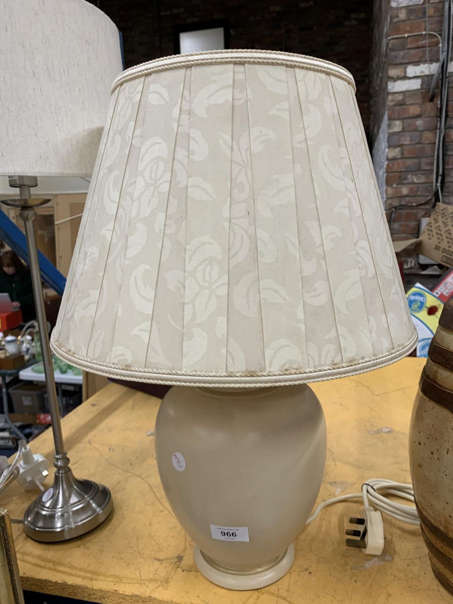 TWO MODERN STYLE TABLE LAMPS WITH SHADES - Bild 2 aus 2