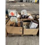 AN ASSORTMENT OF HOUSEHOLD CLEARANCE ITEMS TO INCLUDE KITCHEN ITEMS AND CERAMICS ETC