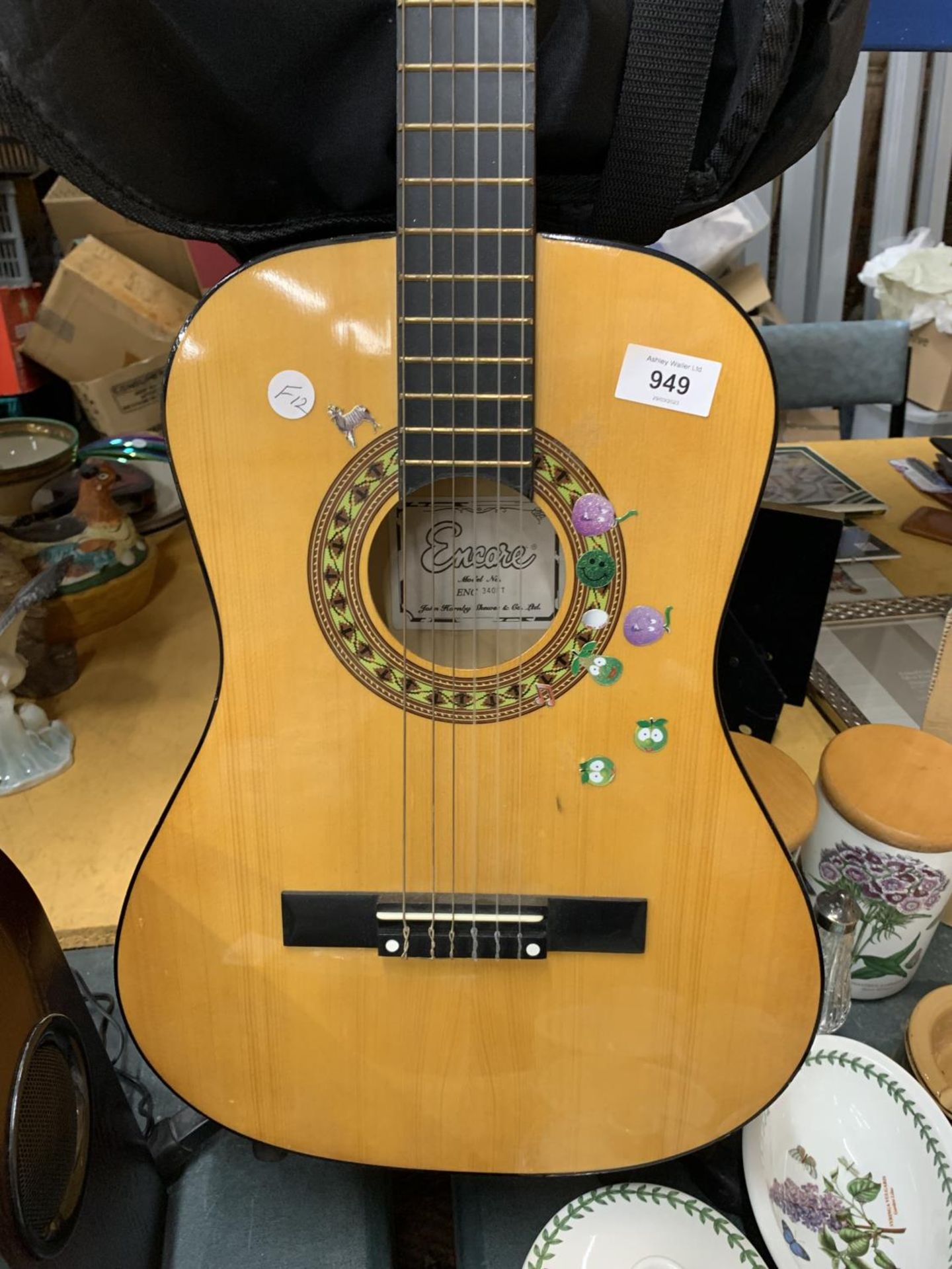 AN ENCORE CHILD'S ACOUSTIC GUITAR WITH STAND AND CASE - Image 3 of 3