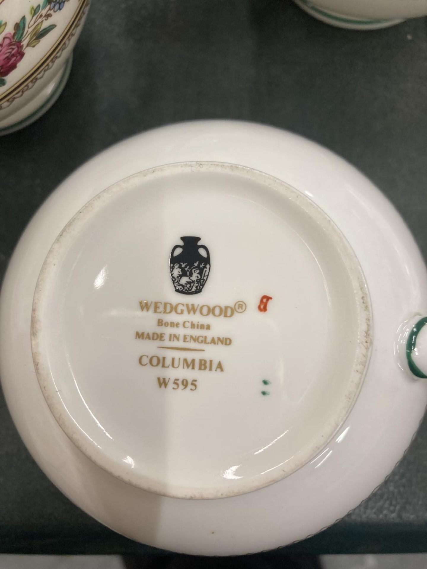 A LARGE QUANTITY OF WEDGWOOD 'COLUMBIA' DINNERWARE TO INCLUDE VARIOUS SIZES OF PLATES, BOWLS, - Image 5 of 5