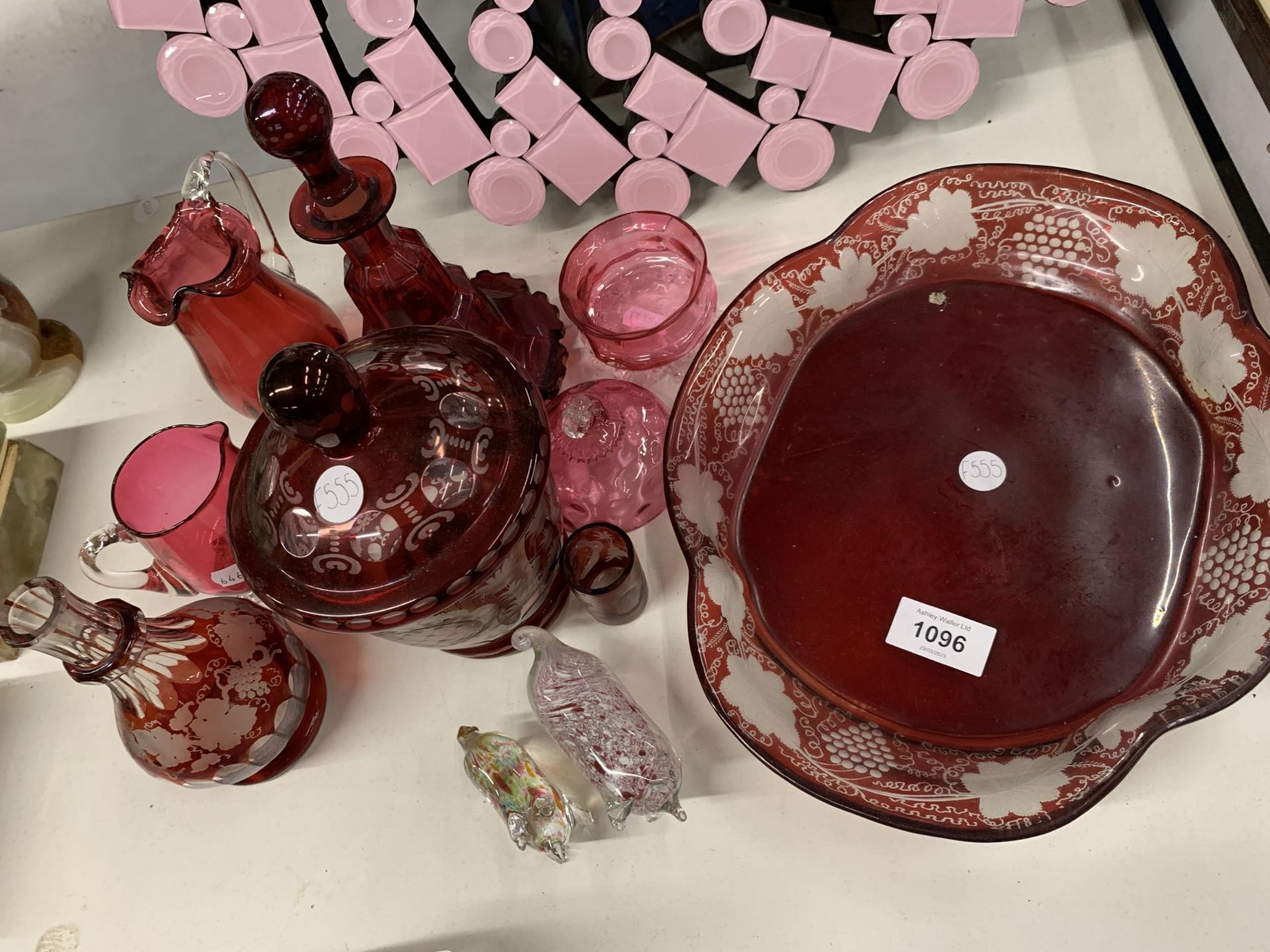 A QUANTITY OF CRANBERRY GLASS TO INCLUDE LIDDED BOWLS, PIGS, JUGS, A DISH, ETC