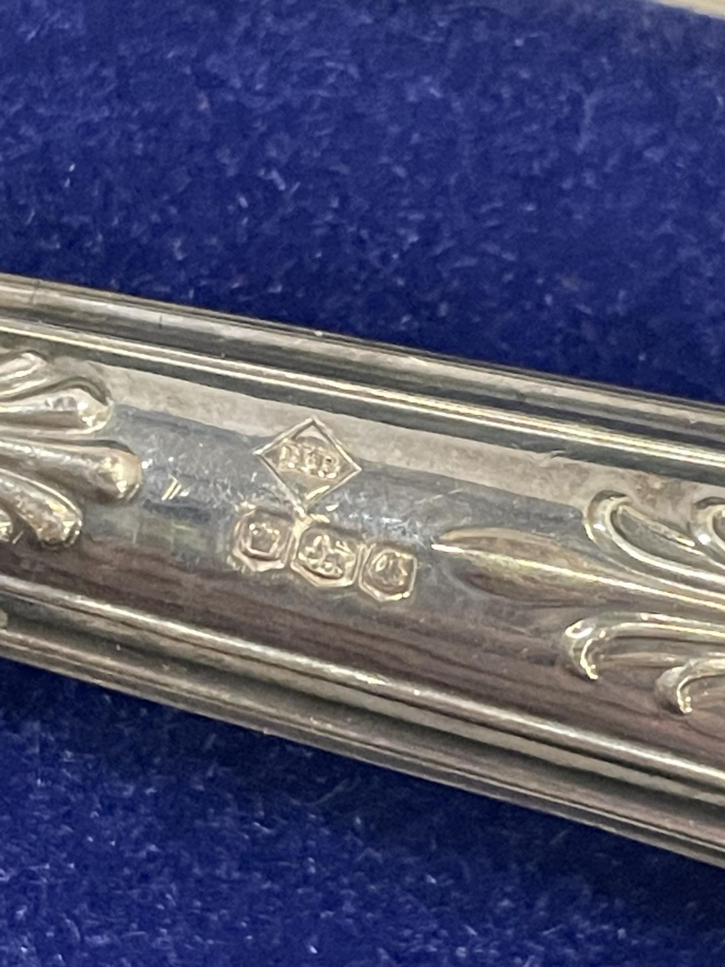 A GROUP OF THREE BOXED HALLMARKED SILVER HANDLED ITEMS TO INCLUDE A CAKE SLICE - Bild 5 aus 5