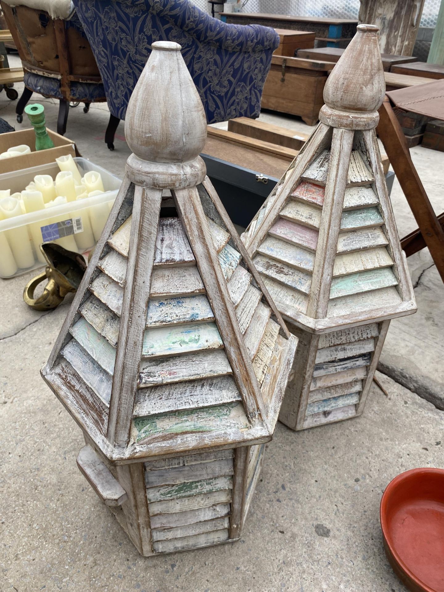 TWO VINTAGE STYLE WOODEN BIRD HOUSES (BOTH AS NEW IN BOXES) (PHOTO SHOWS UNBOXED EXAMPLES)