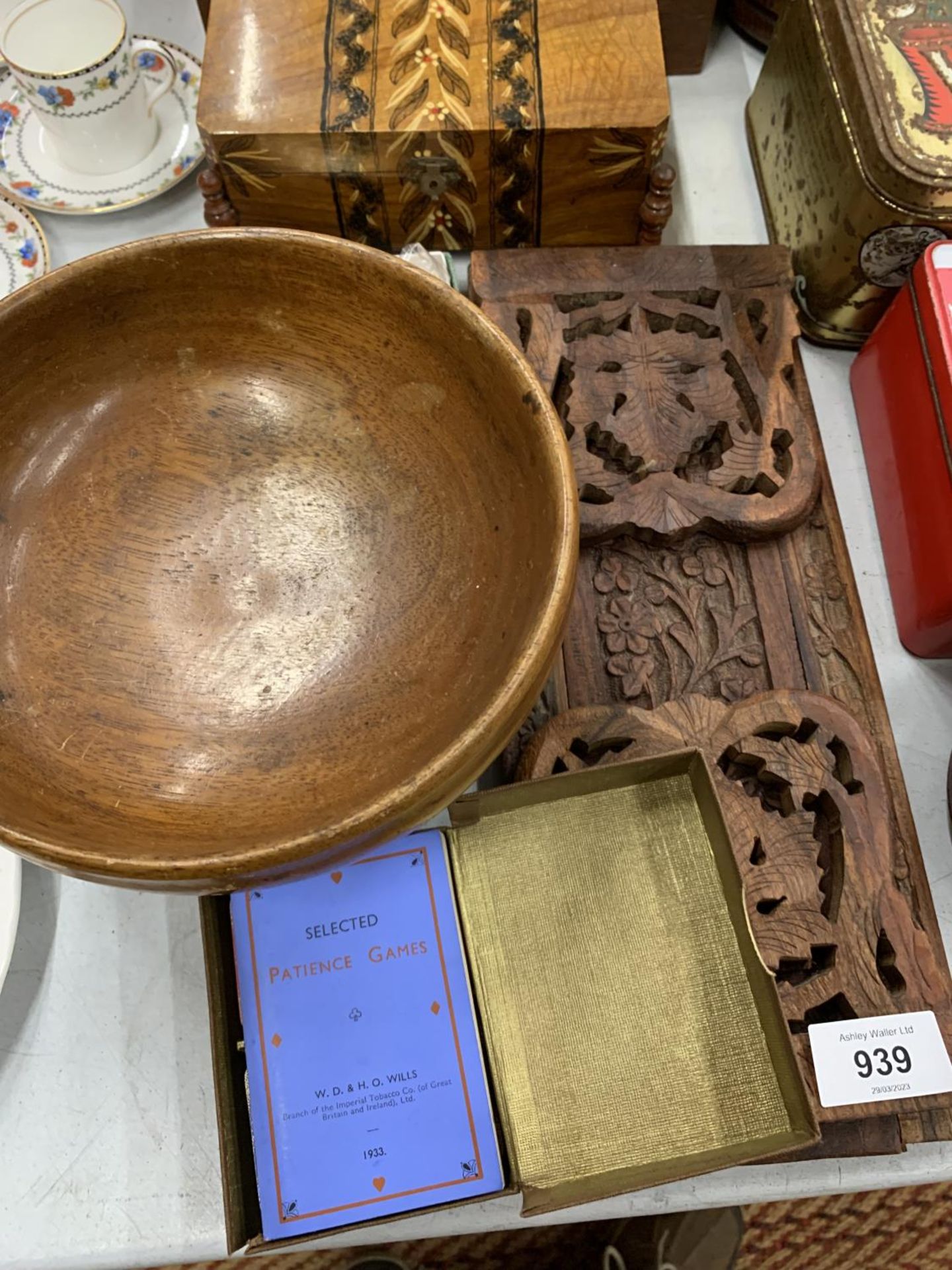 A QUANTITY OF VINTAGE TREEN ITEMS TO INCLUDE A DOLLS/TEDDIES CHAIR, BOXES - ONE WITH ELEPHANT - Image 2 of 3