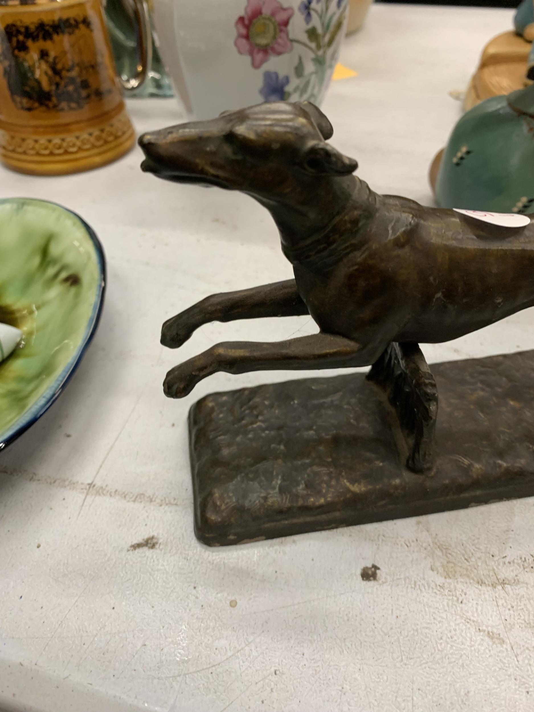 A PAIR OF VINTAGE METAL GREYHOUND FIGURES JUMPING HURDLES HEIGHT 12CM, LENGTH 17CM - Image 2 of 4