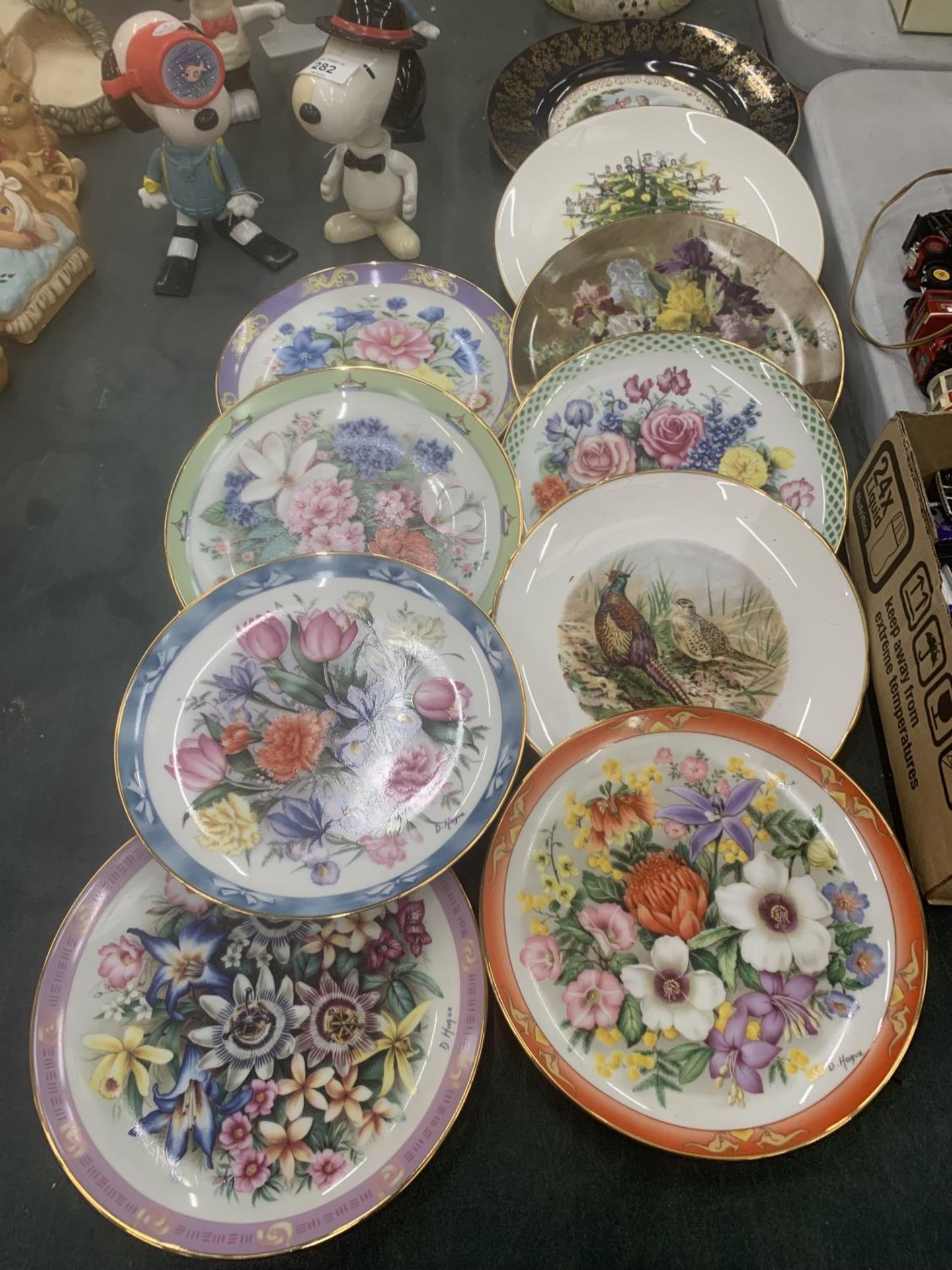 A COLLECTION OF CABINET PLATES TO INCLUDE DANBURY MINT 'BOUQUETS OF THE WORLD' - 10 IN TOTAL