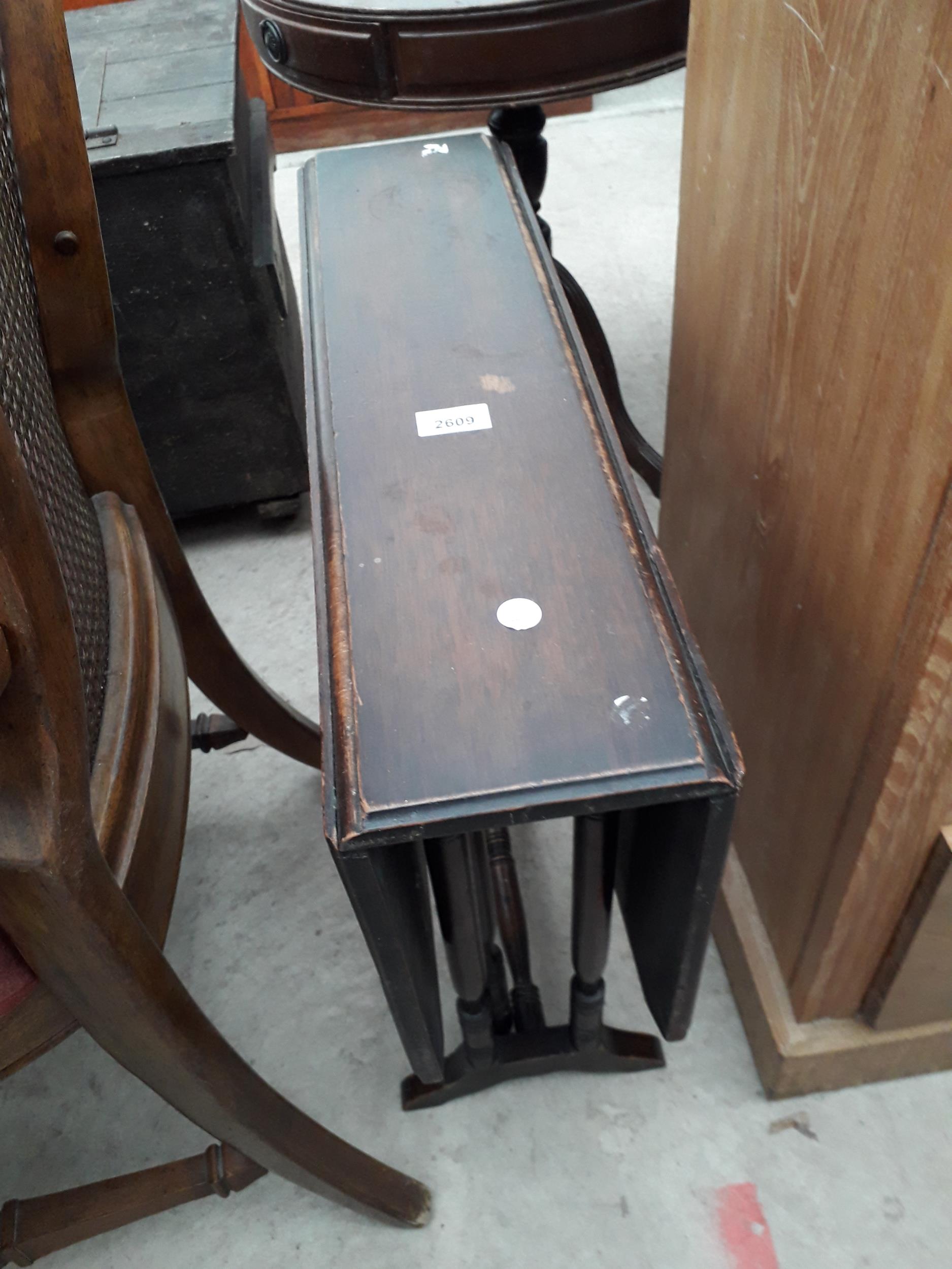 A SMALL EDWARDIAN MAHOGANY SUTHERLAND TABLE - Image 3 of 3