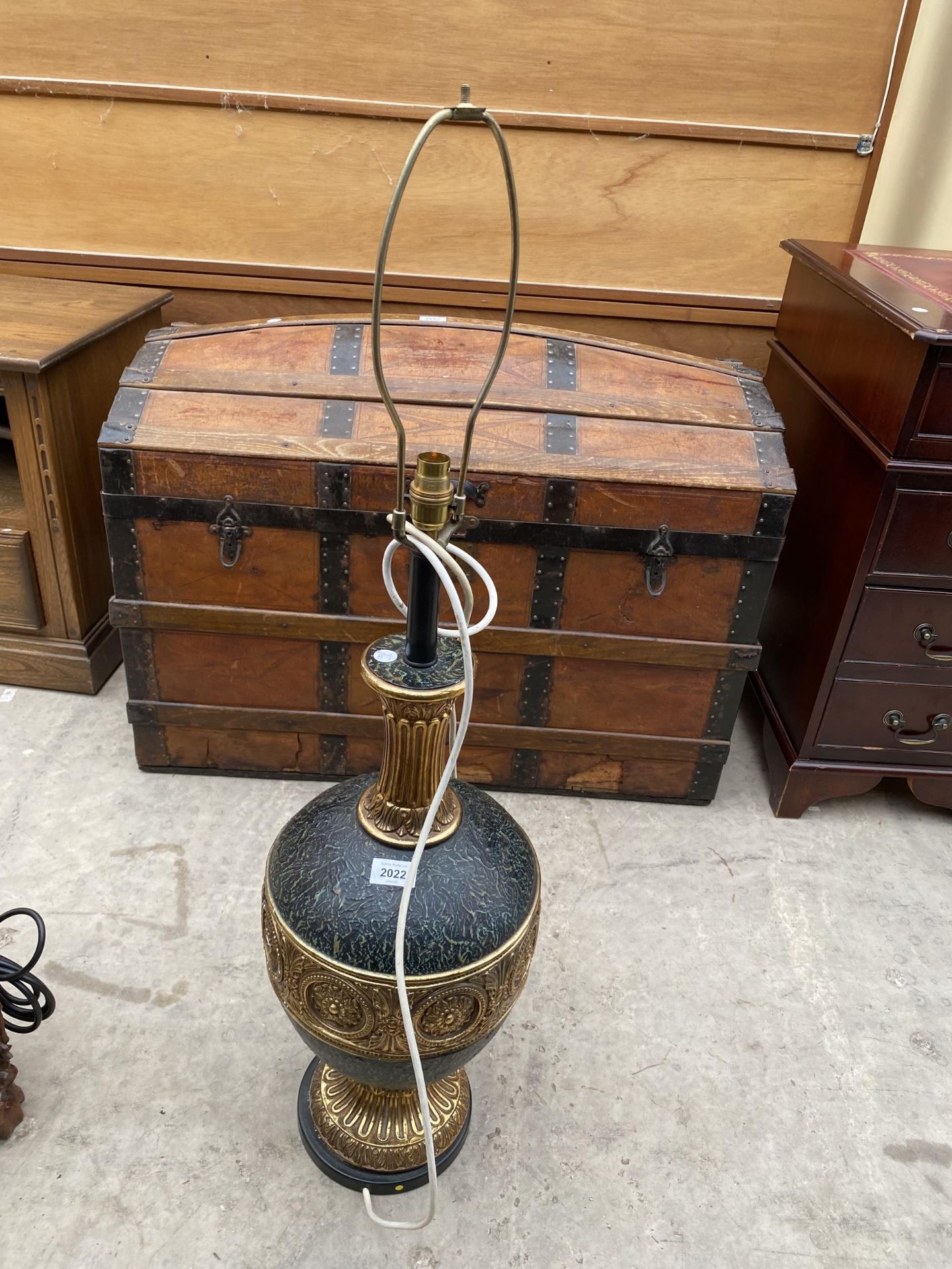 A LARGE DECORATIVE CERAMIC TABLE LAMP