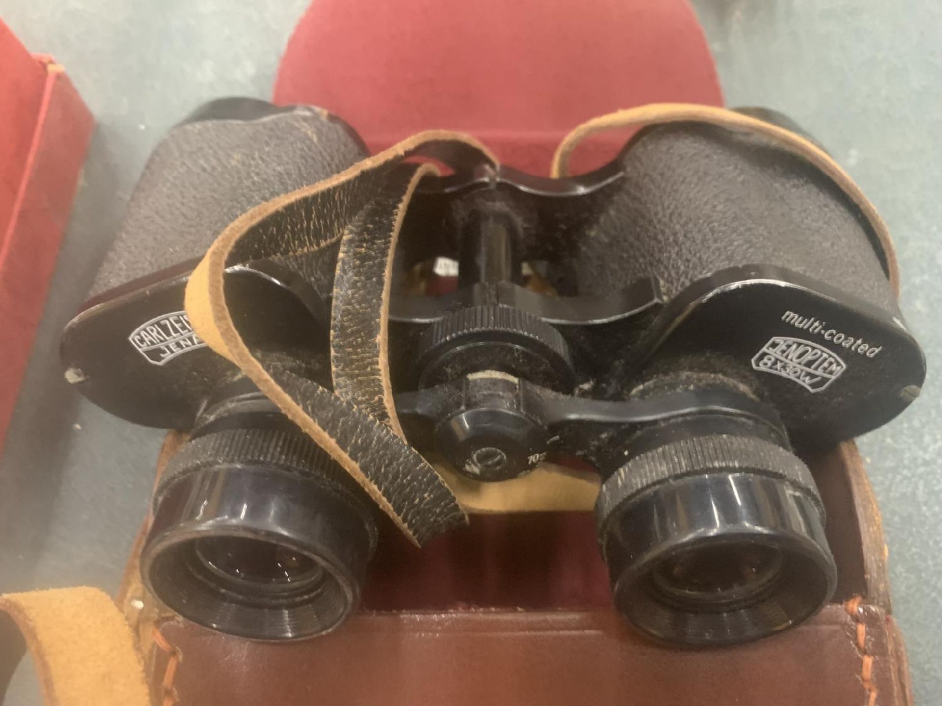 A PAIR OF VINTAGE CARL ZEISS BINOCULARS IN A LEATHER CASE - Image 2 of 4