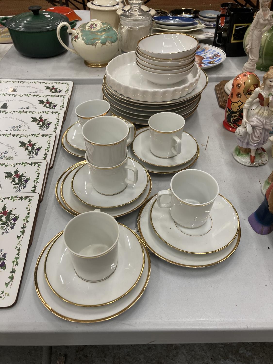 AN ESCHENBACH GERMAN PART DINNER SERVICE TO INCLUDE VARIOUS SIZED PLATES, BOWLS, CUPS, SAUCERS, ETC